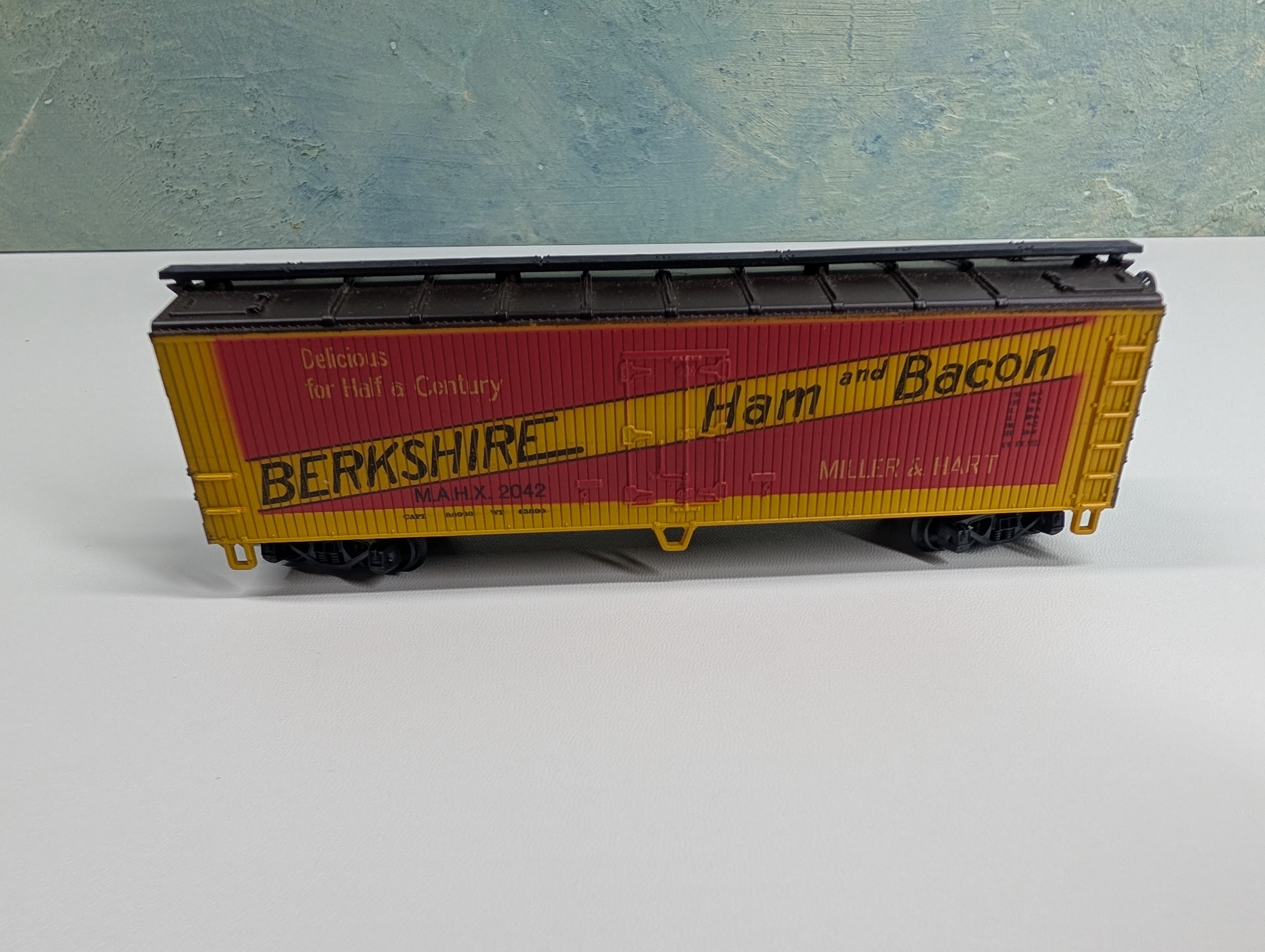 USED AHM HO Scale 40' Wooden Billboard Reefer Box Car Berkshire Ham & Bacon MAHX #2042