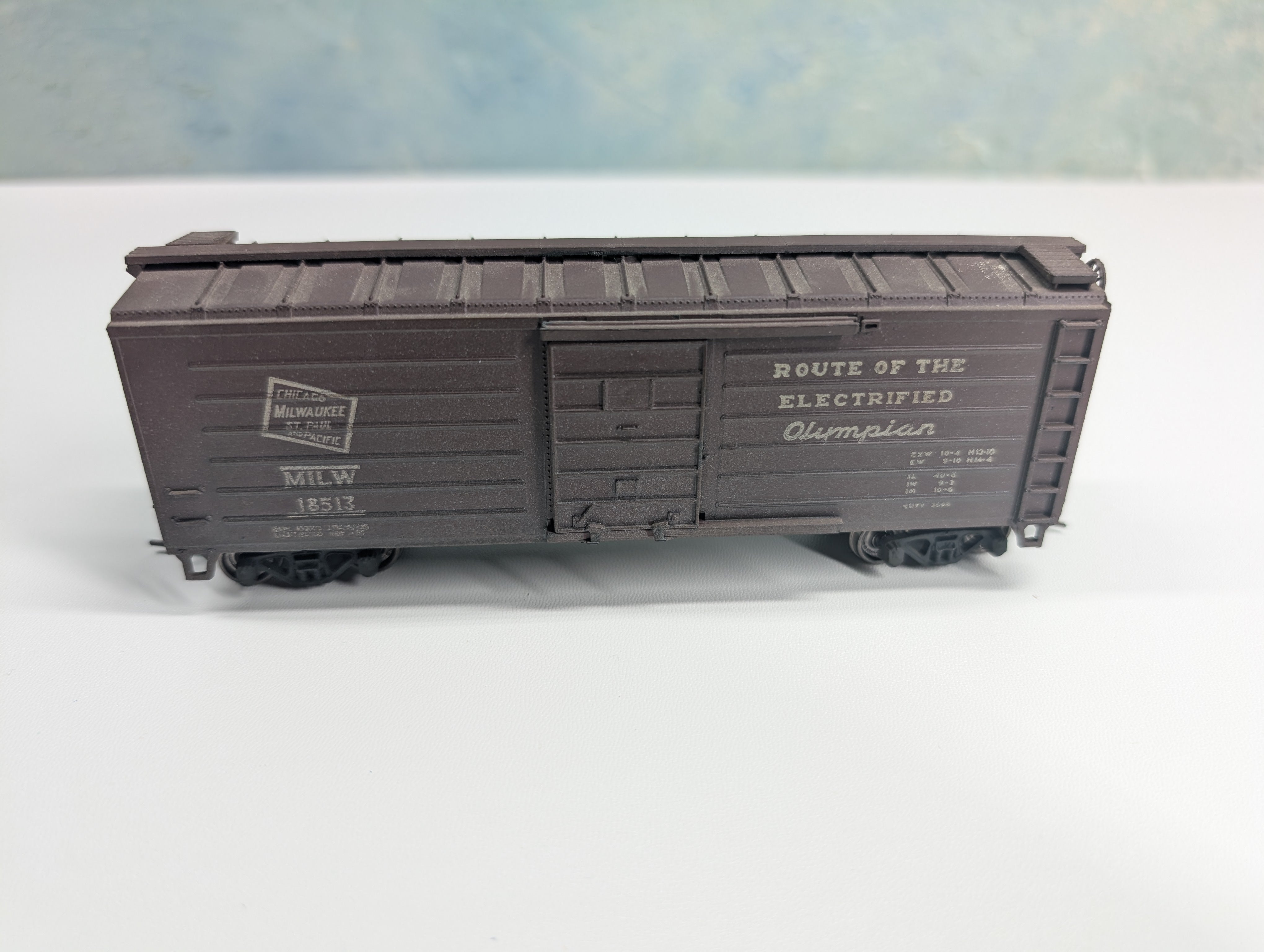 USED Roundhouse HO Scale 40' Box Car Milwaukee Road MILW #18513 Weathered