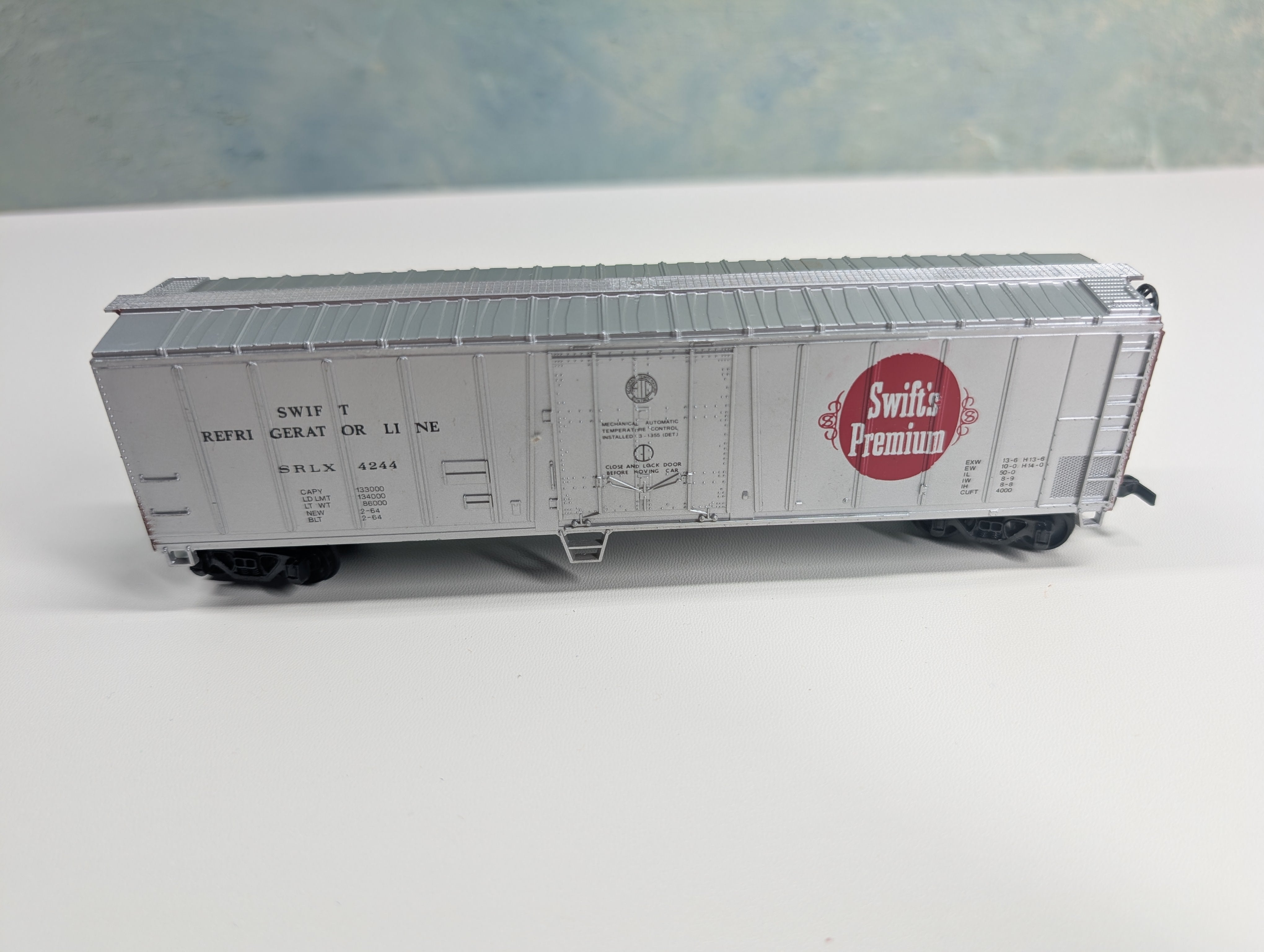 USED Bachmann HO Scale 50' Box Car Swift Refrigerator Line SRLW #4244
