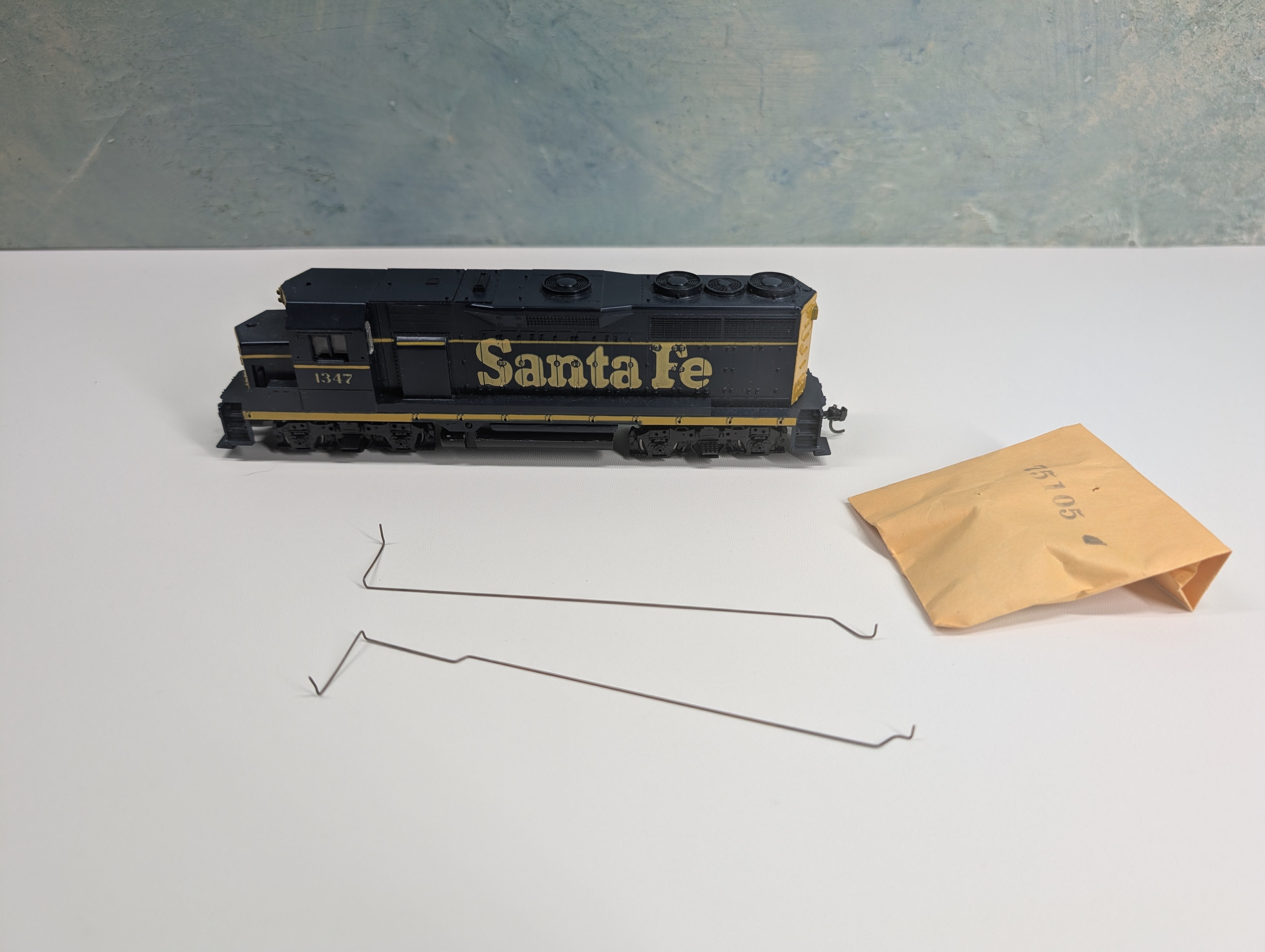 USED Athearn HO Scale GP-35 Diesel Locomotive Santa Fe #1347