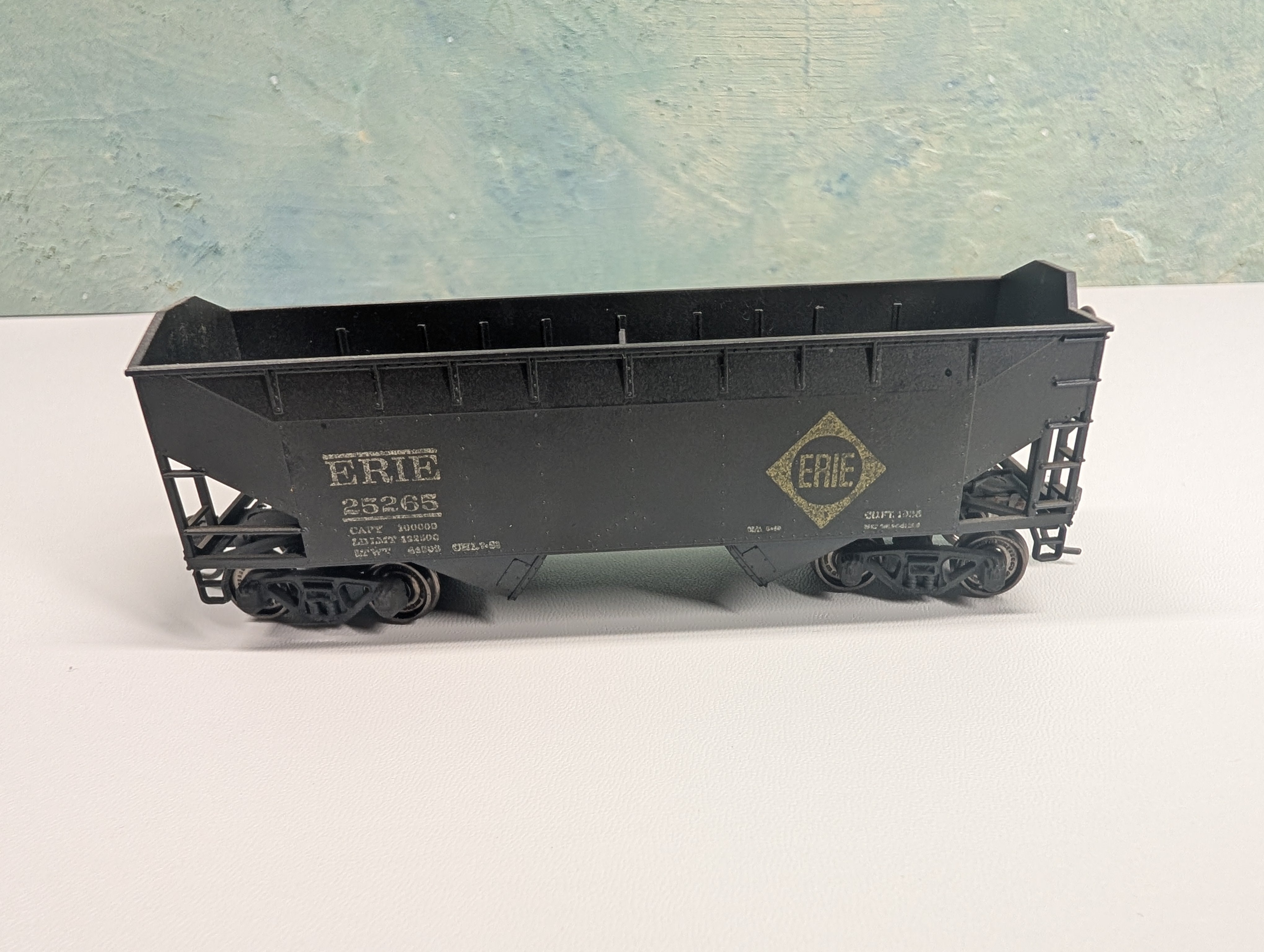 USED Athearn HO Scale 2 Bay Hopper Erie #25265 Weathered