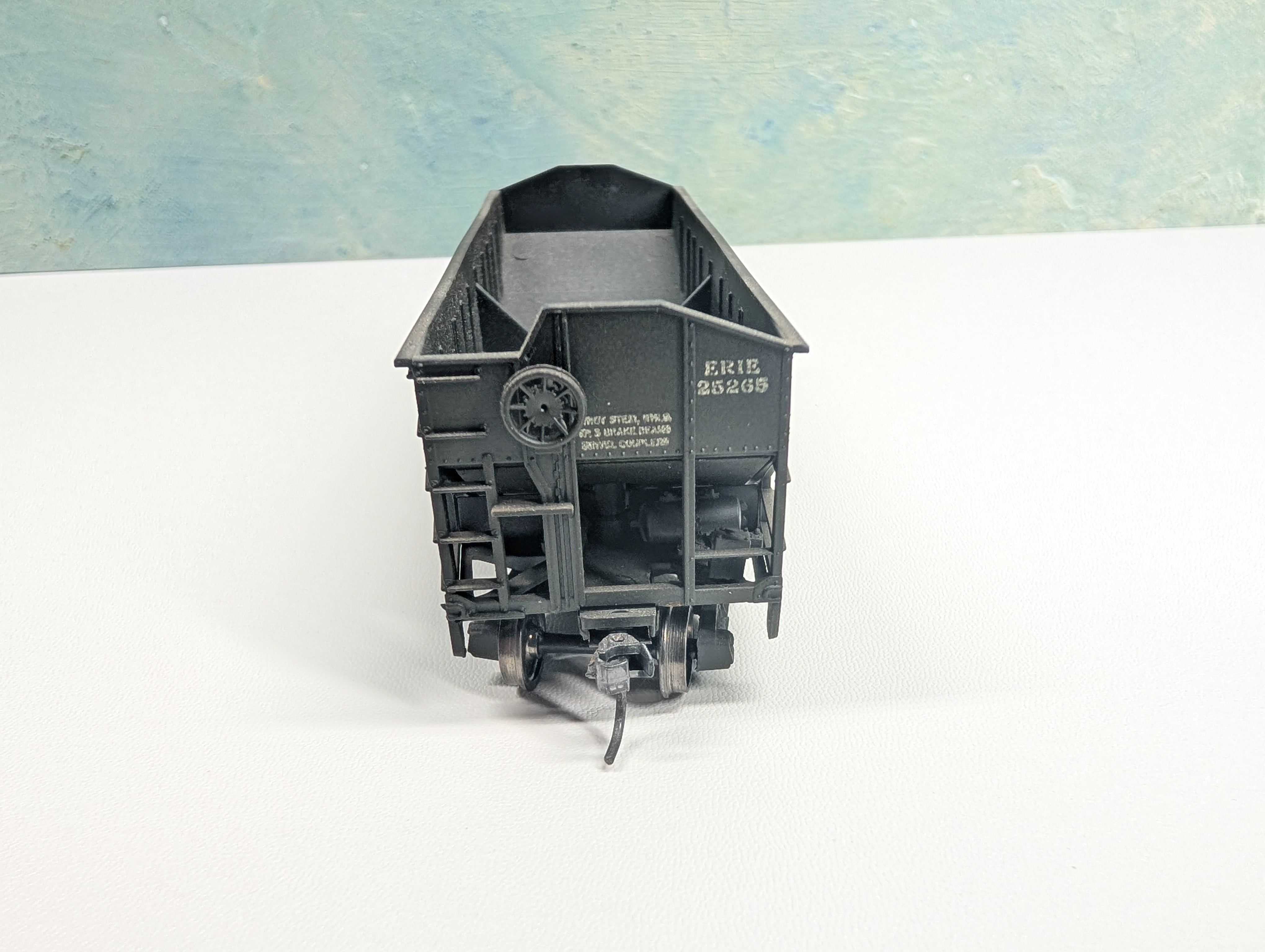 USED Athearn HO Scale 2 Bay Hopper Erie #25265 Weathered