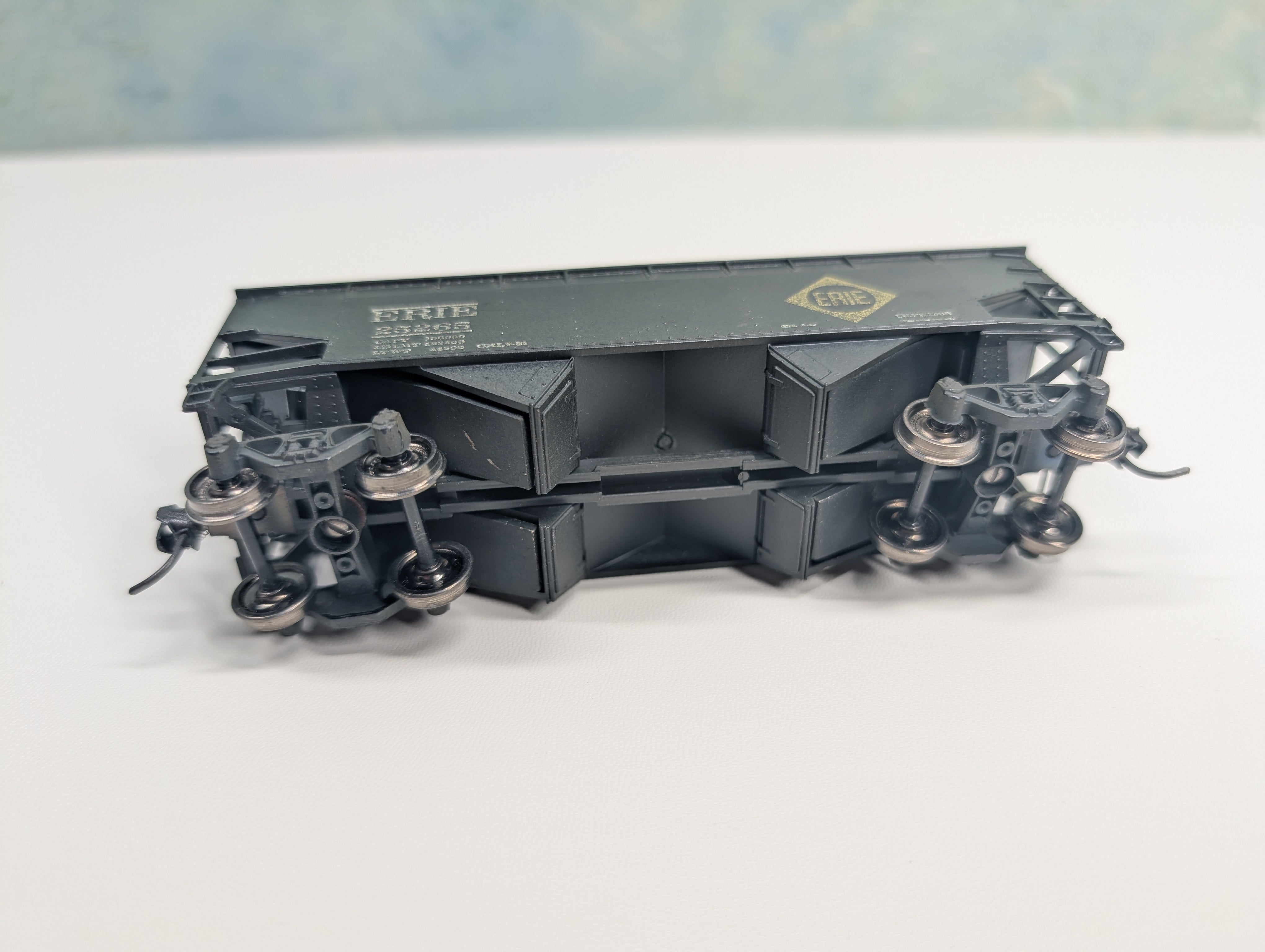 USED Athearn HO Scale 2 Bay Hopper Erie #25265 Weathered