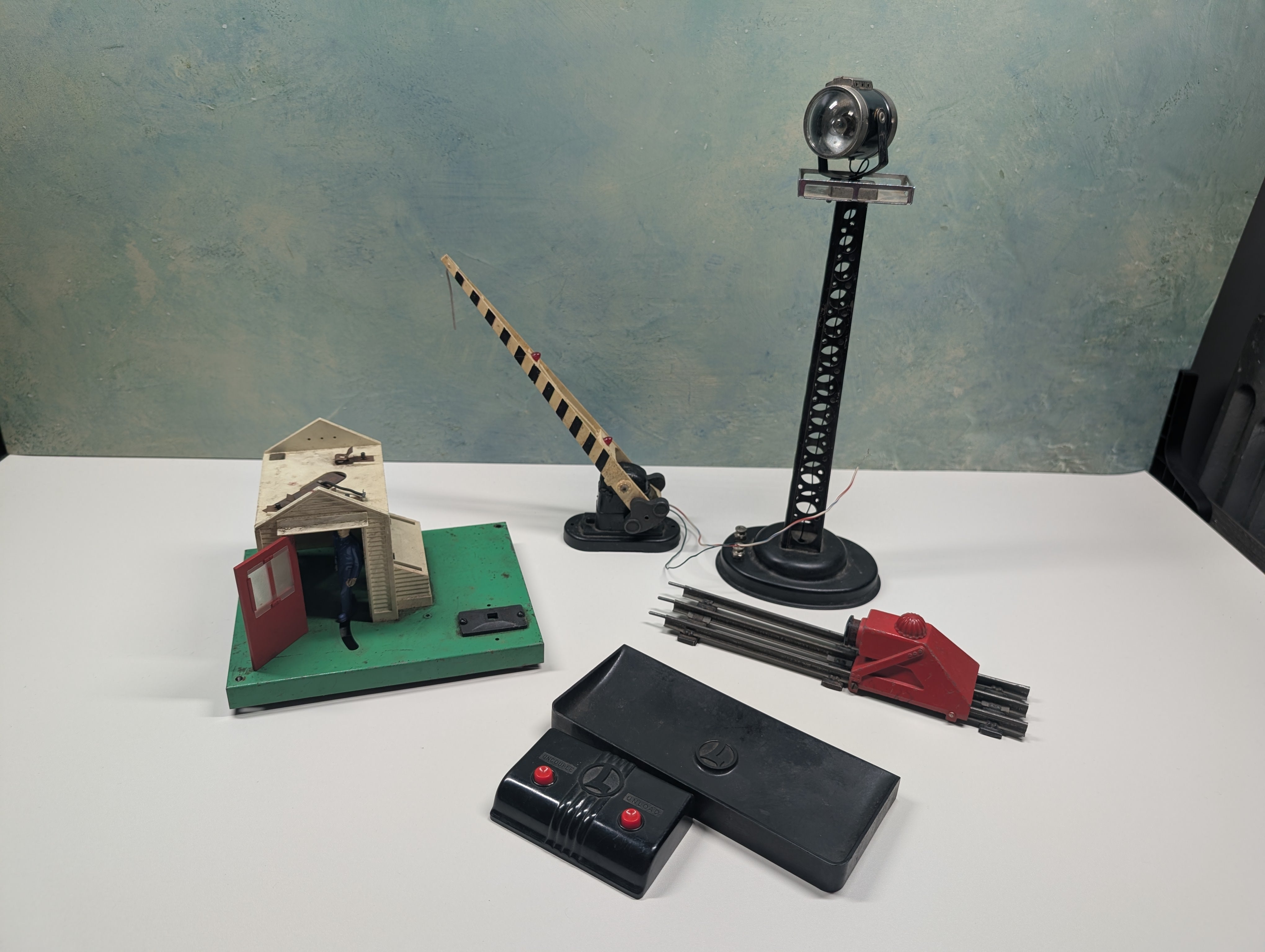 USED Lionel O Lot of Vintage Crossing, Building, Spotlight and more