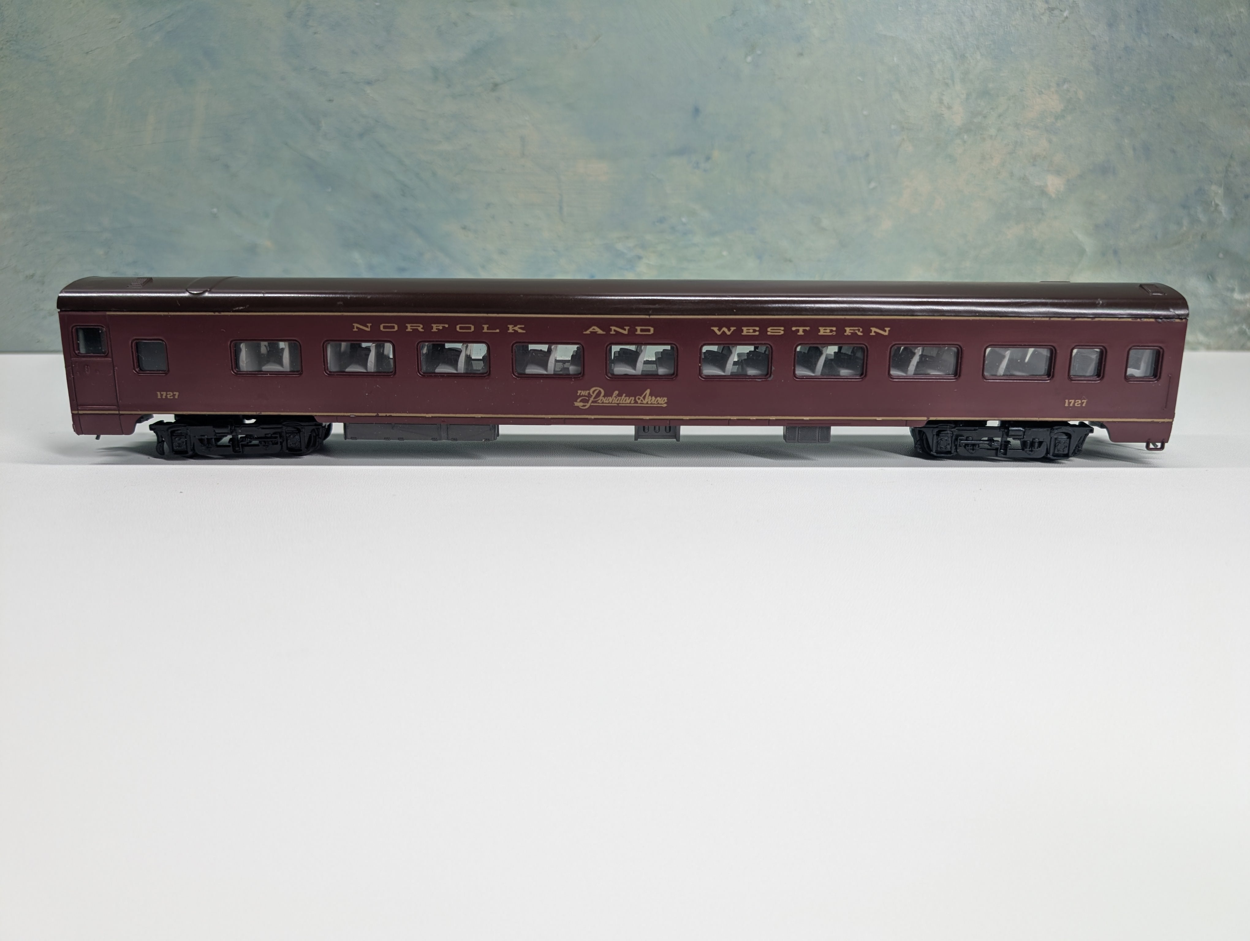 USED Rivarossi HO Scale Smooth Side Passenger Car Norfolk & Western Powhatan Arrow #1727