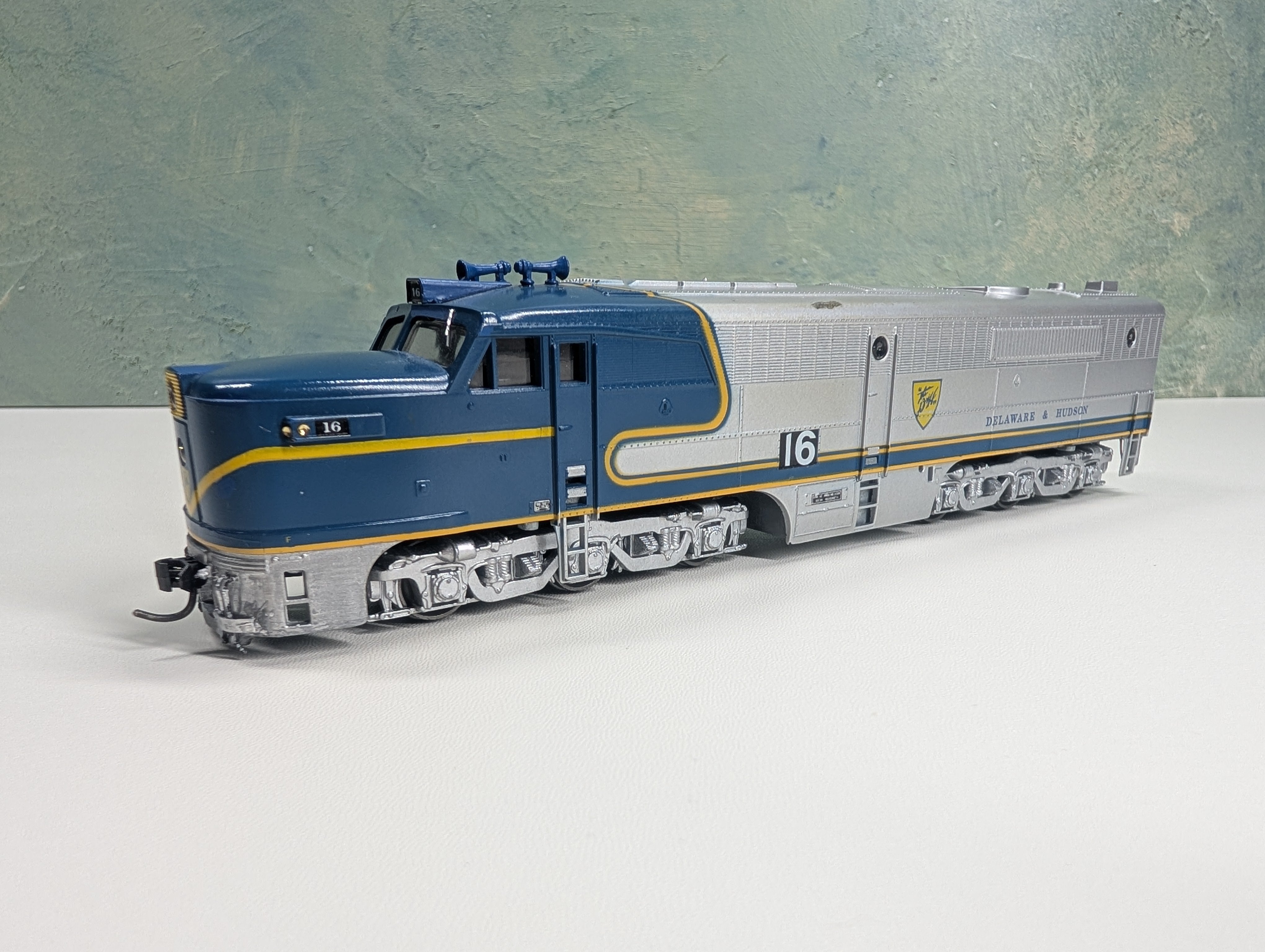 USED Athearn HO Scale PA-1 Diesel Locomotive w/ Blinking Lights Delaware and Hudson #16 Runs DC