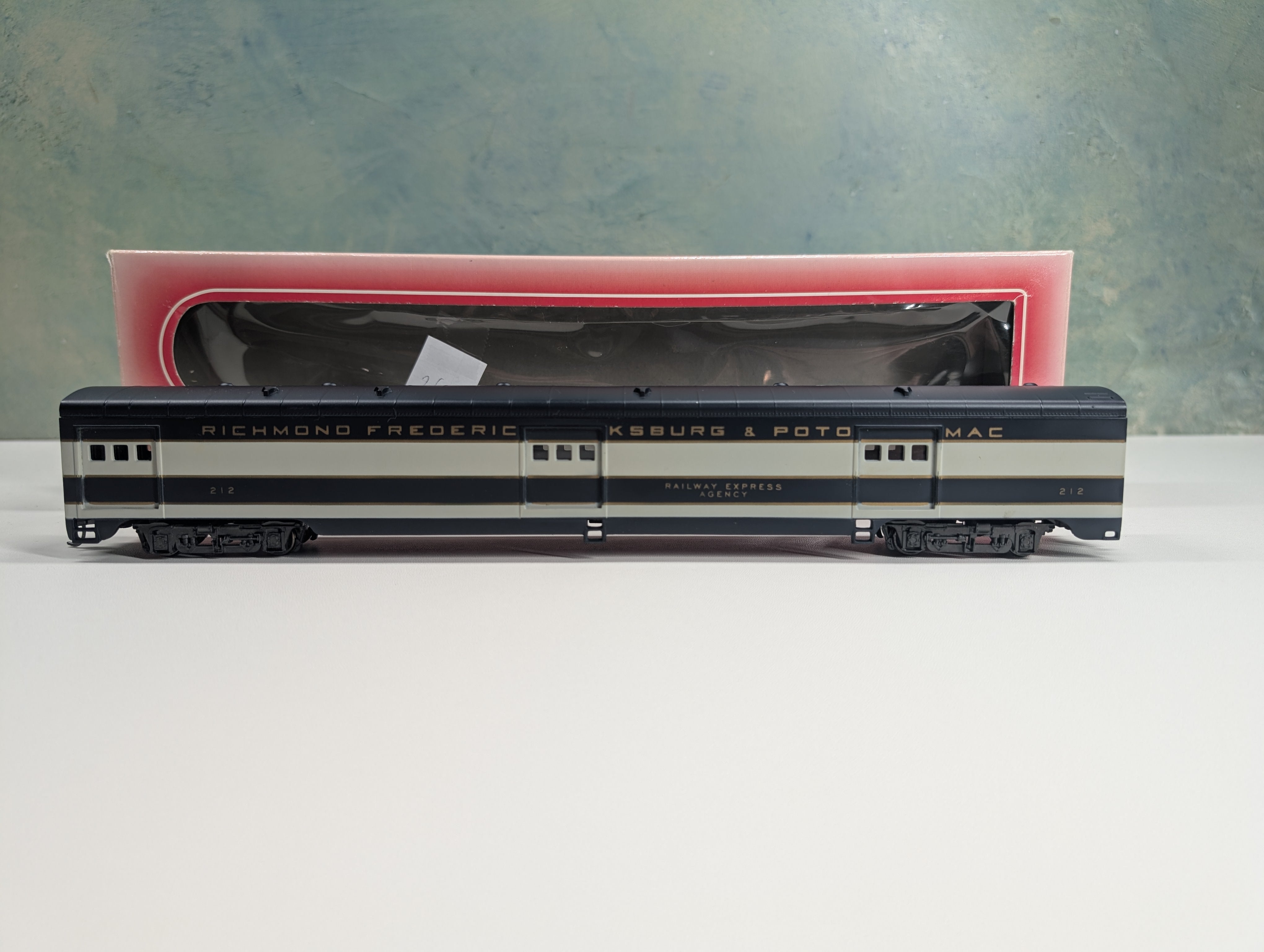 USED IHC 48230 HO Scale Smooth Side Baggage Passenger Car Richmond Fredericksburg & Potomac REA #212