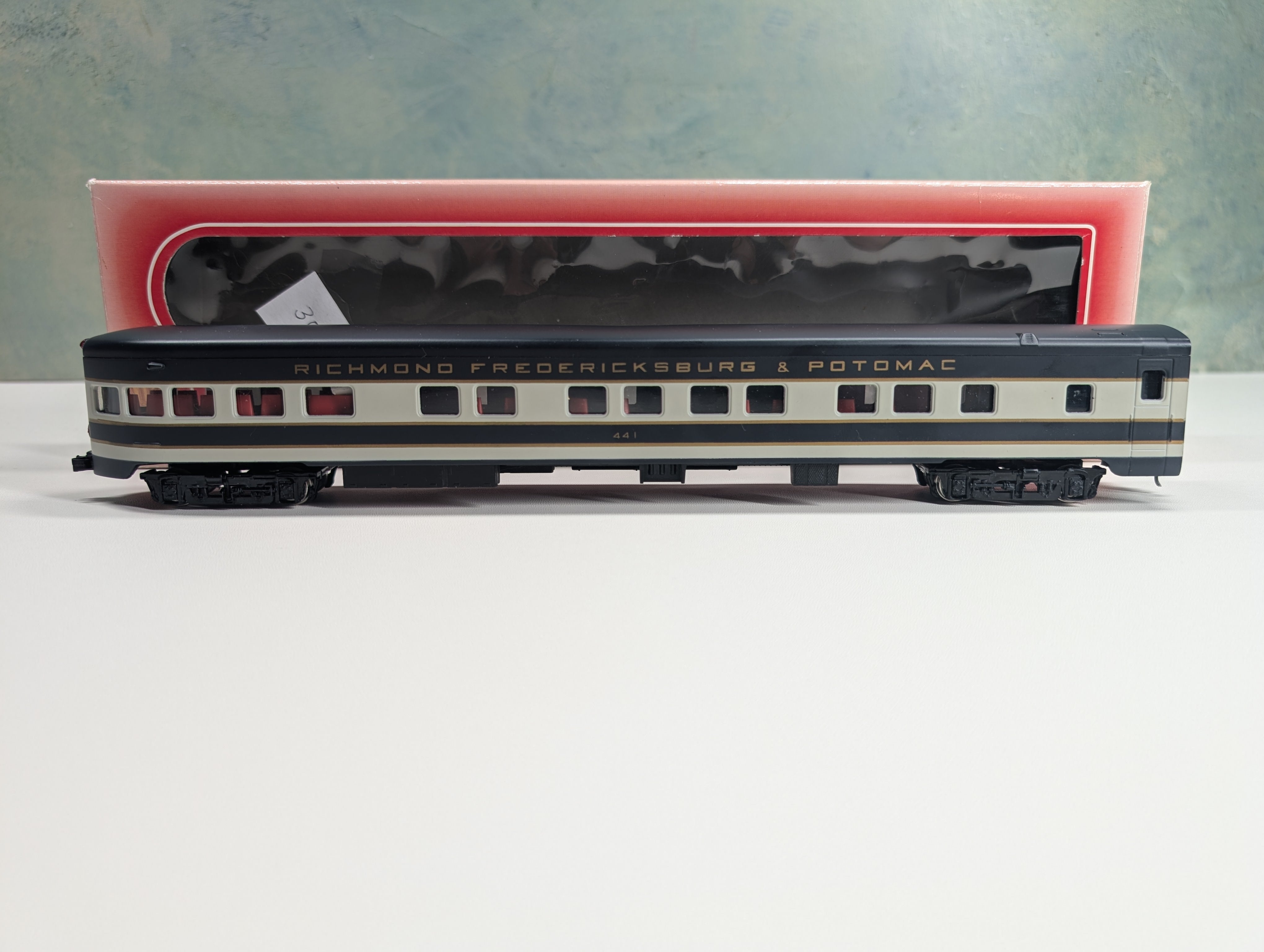 USED IHC 48233 HO Scale Smooth Side Observation Passenger Car Richmond Fredericksburg & Potomac #441 w/ Interior