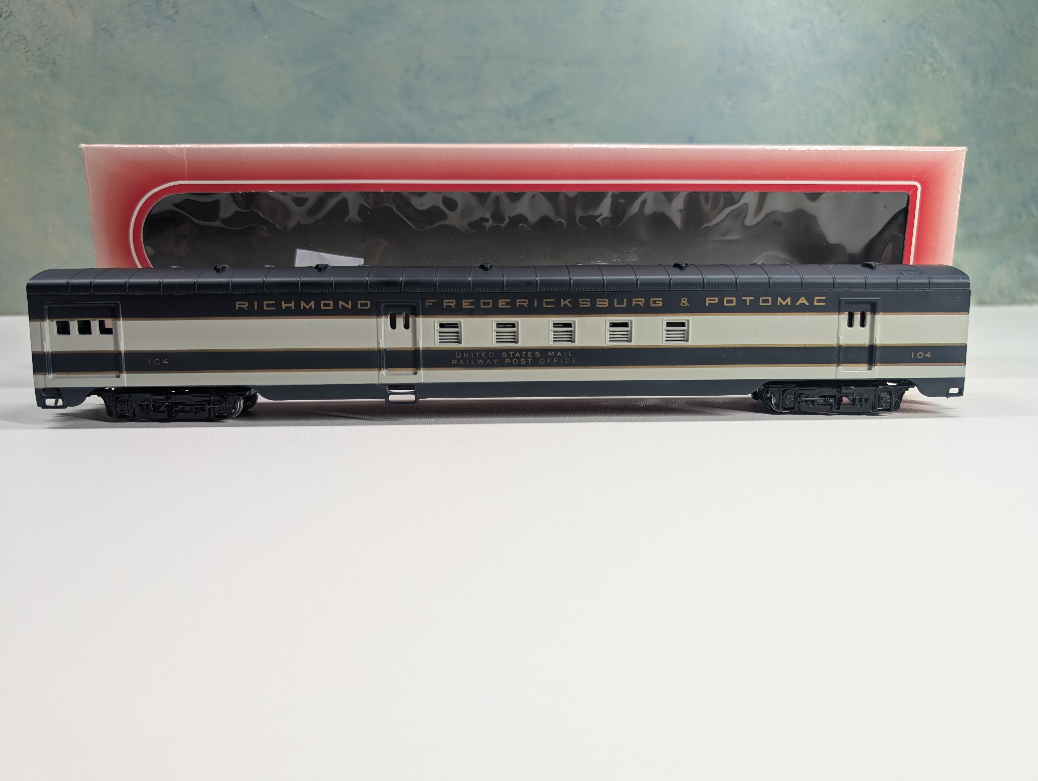 USED IHC 48234 HO Scale Smooth Side RPO Passenger Car Richmond Fredericksburg & Potomac #104