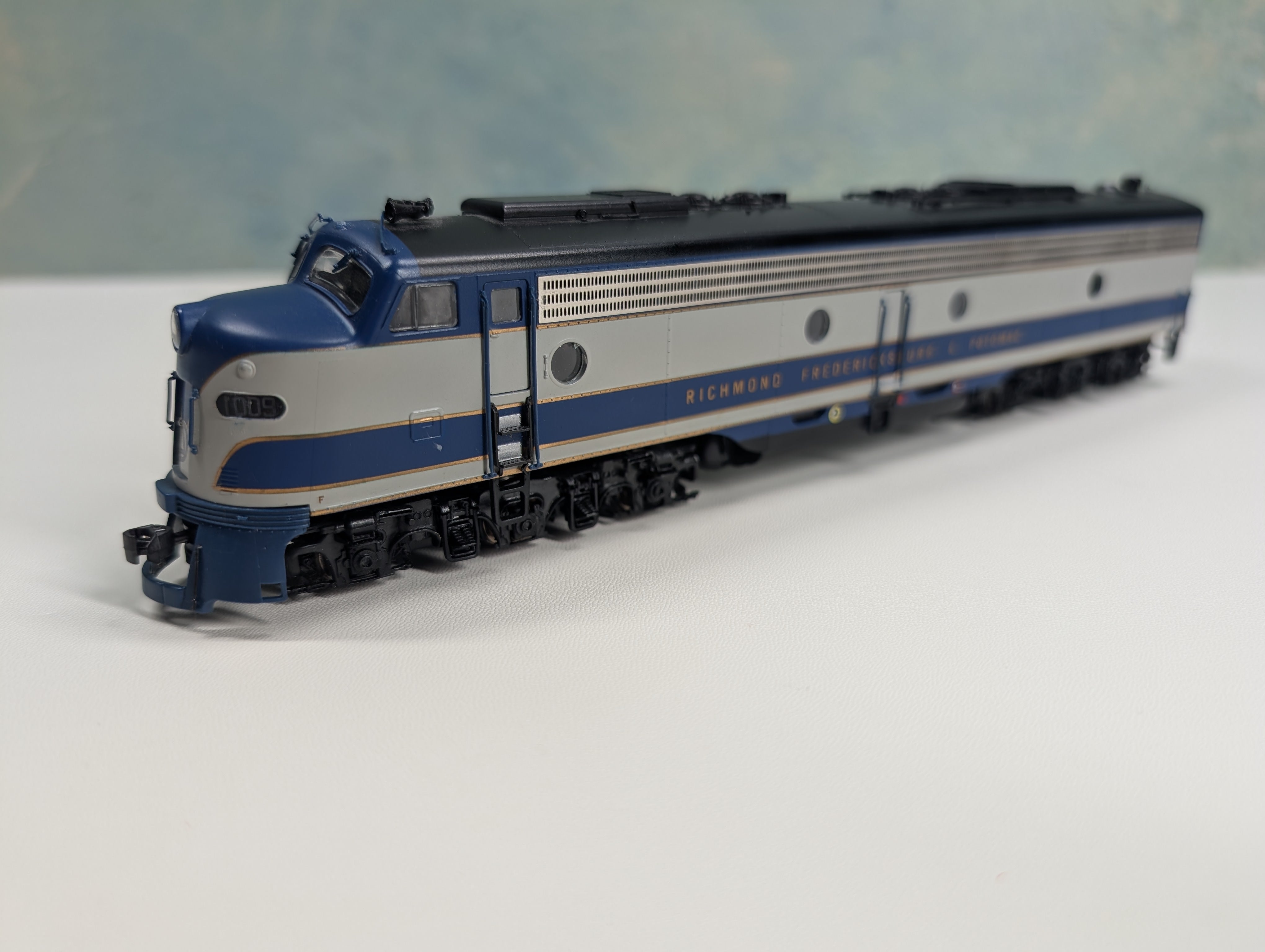 USED Life-Like HO Scale Proto 2000 E8/9 Diesel Locomotive Richmond Fredericksburg & Potomac #1009 Runs Great Digitrax DCC