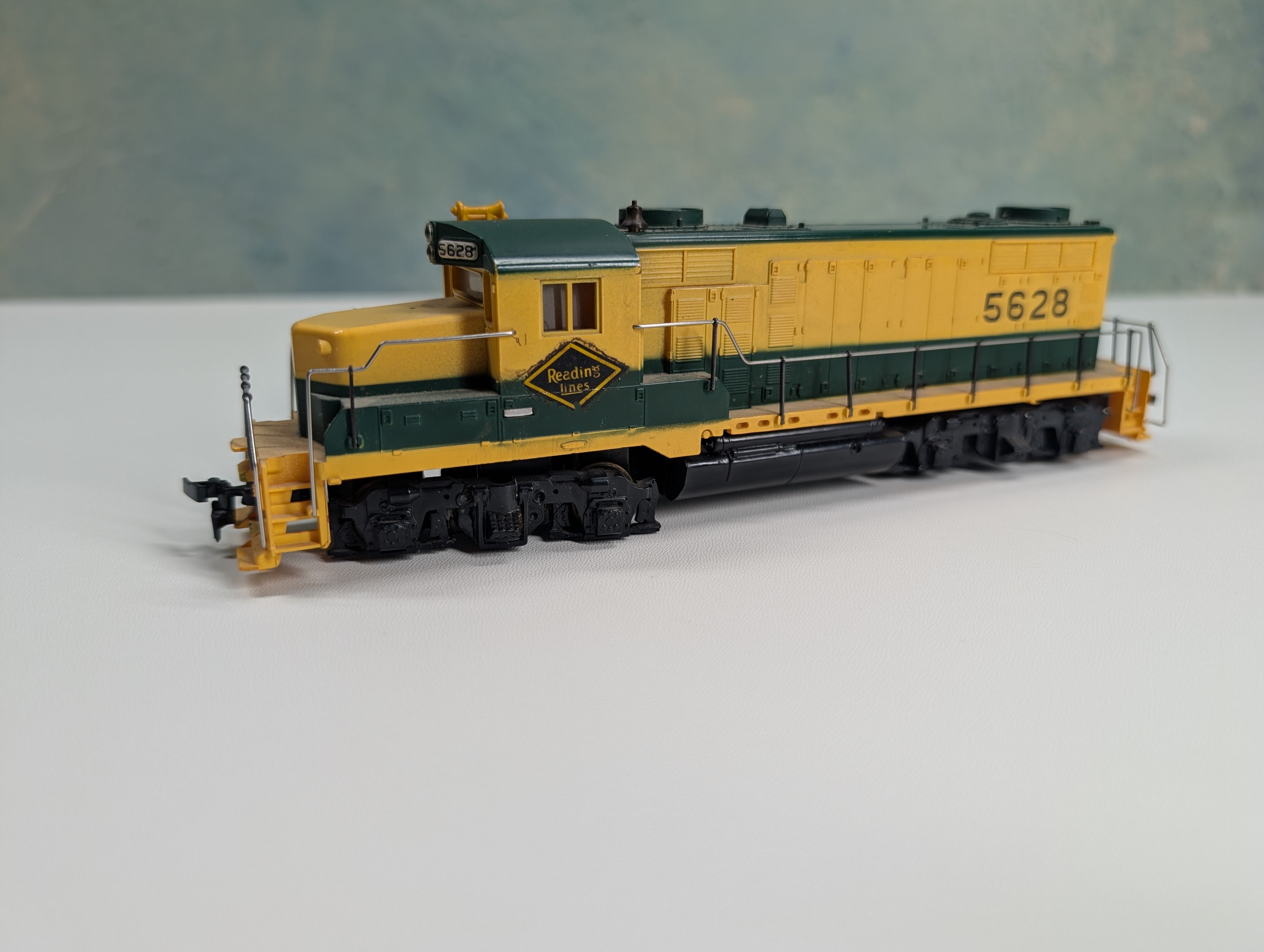 USED Tyco HO Scale GP20 Diesel Locomotive Reading #5628 Unpowered