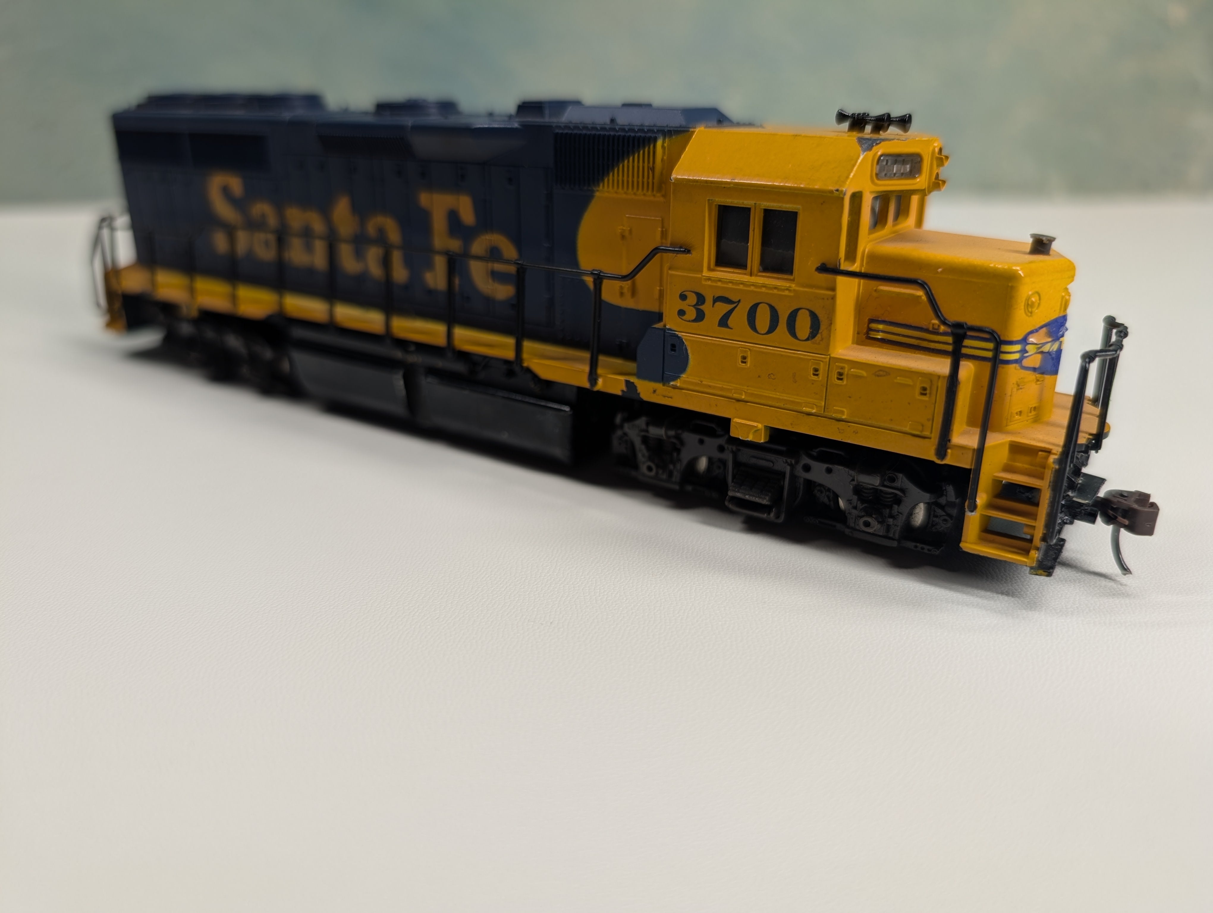 USED Atlas HO Scale GP40 Diesel Locomotive Santa Fe #3700 Runs Great DC