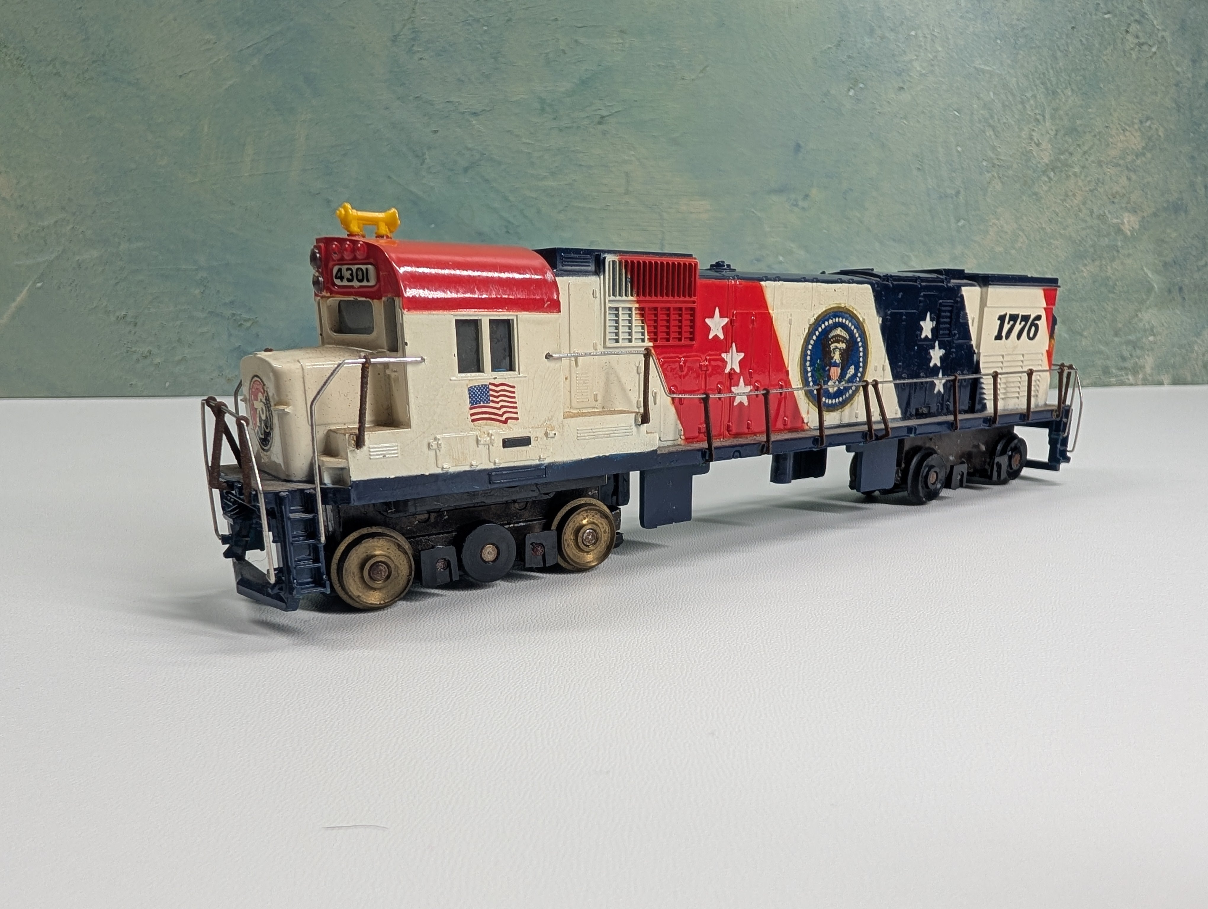 USED Tyco HO Scale C424 Diesel Locomotive Spirit of 1776 Runs, Missing Parts DC