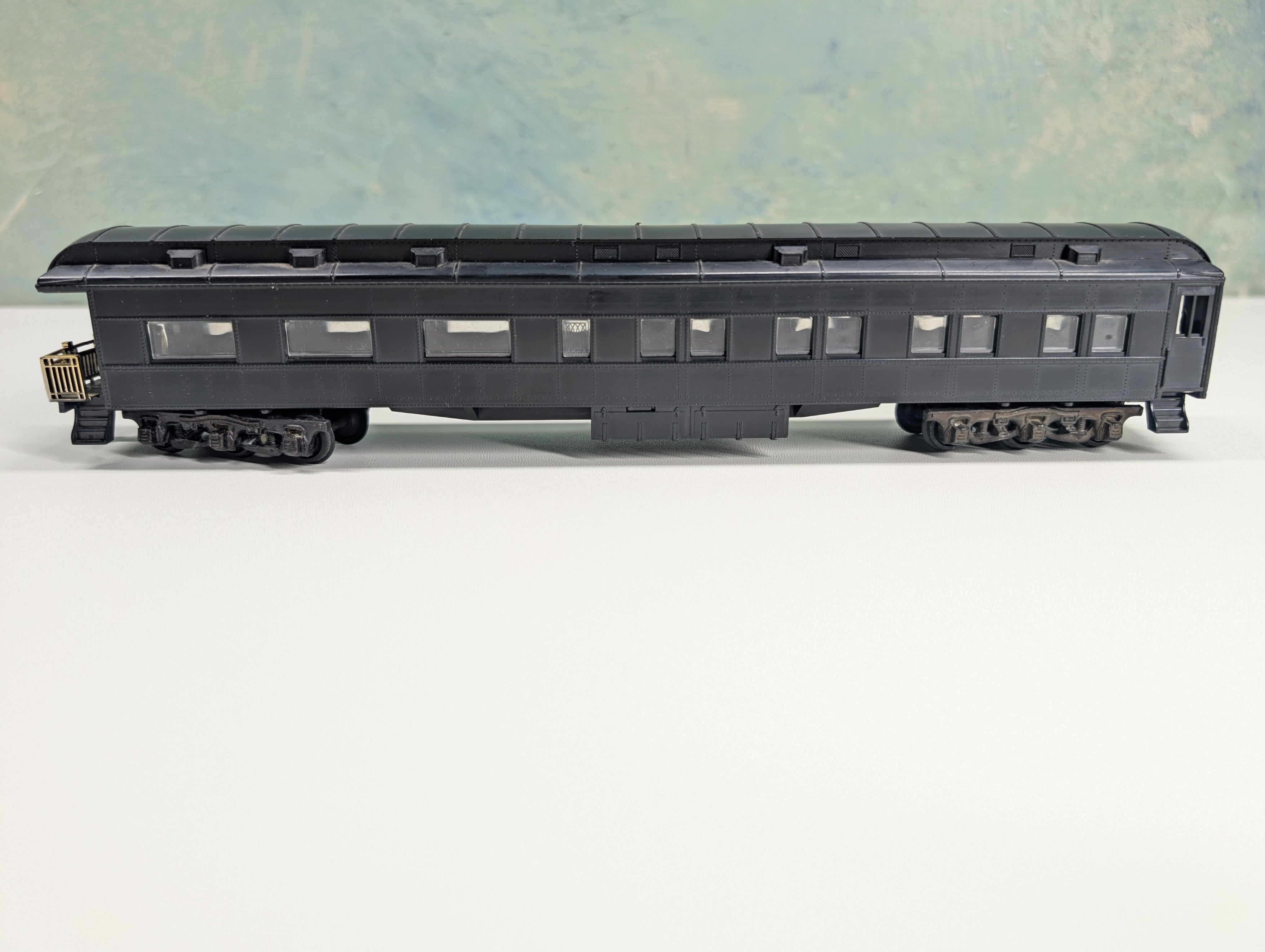 USED Athearn HO Scale Observation Passenger Car Undecorated