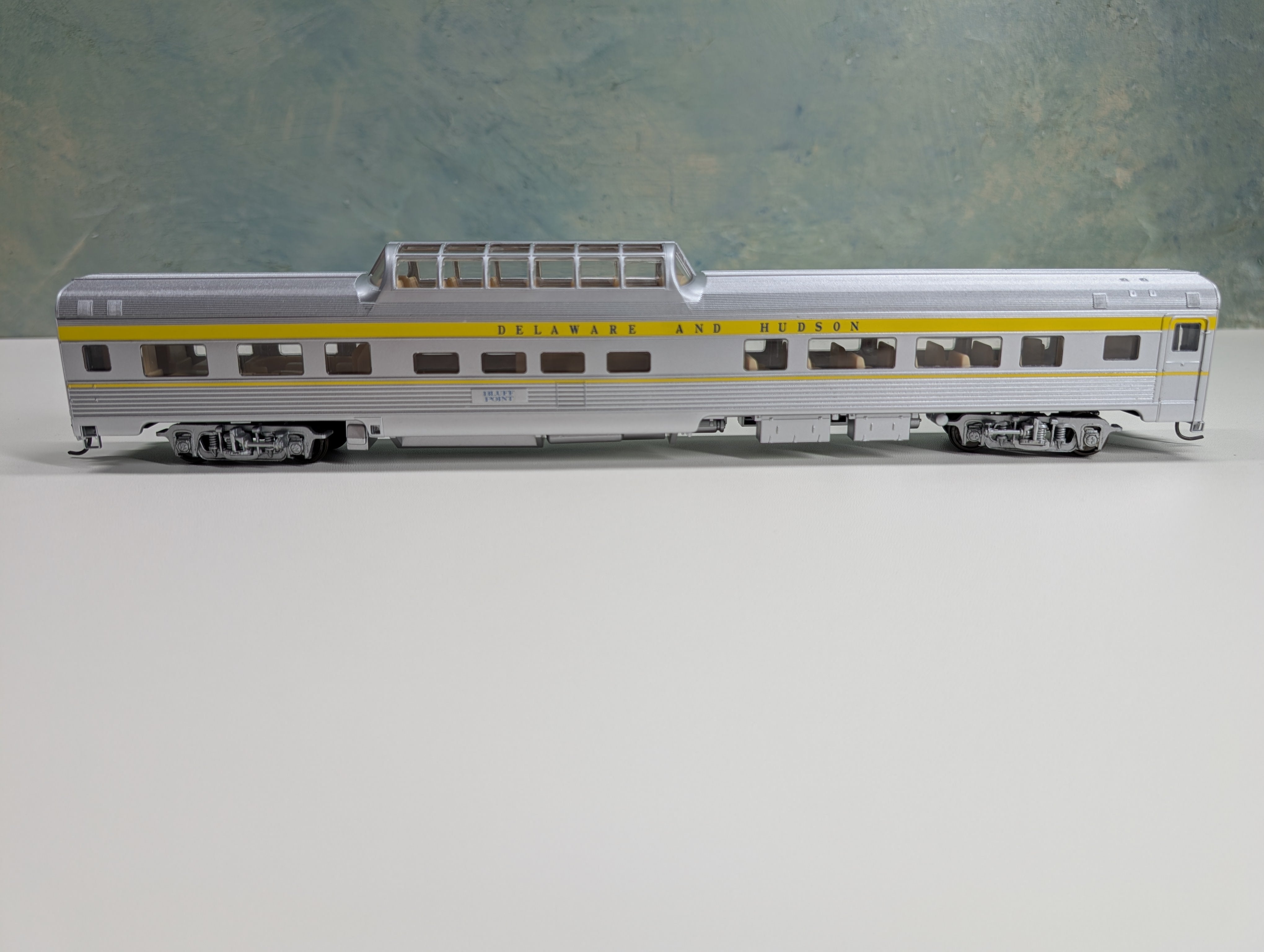 USED Walthers 932-16481 HO Scale 85' Budd Dome Passenger Coach Delaware and Hudson Bluff Point