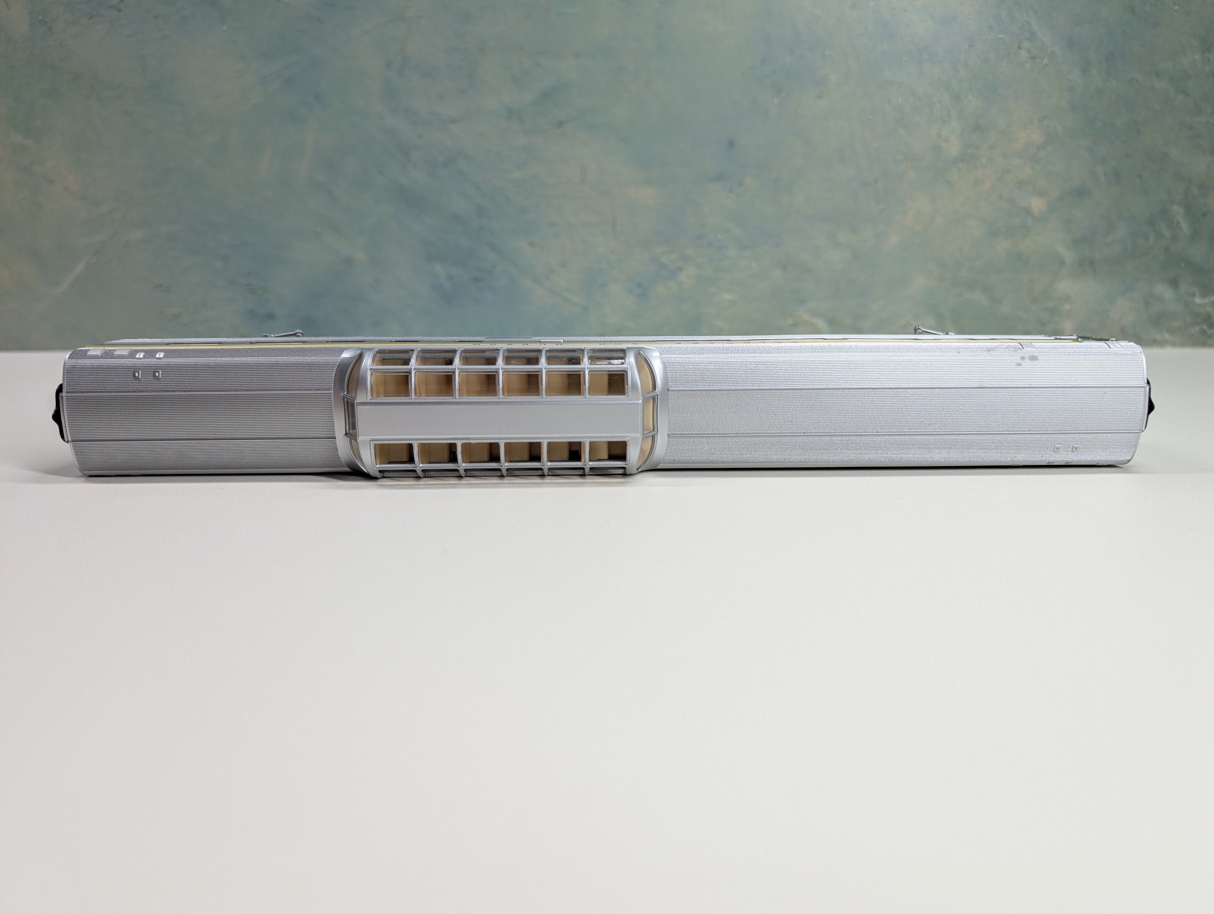 USED Walthers 932-16481 HO Scale 85' Budd Dome Passenger Coach Delaware and Hudson Bluff Point