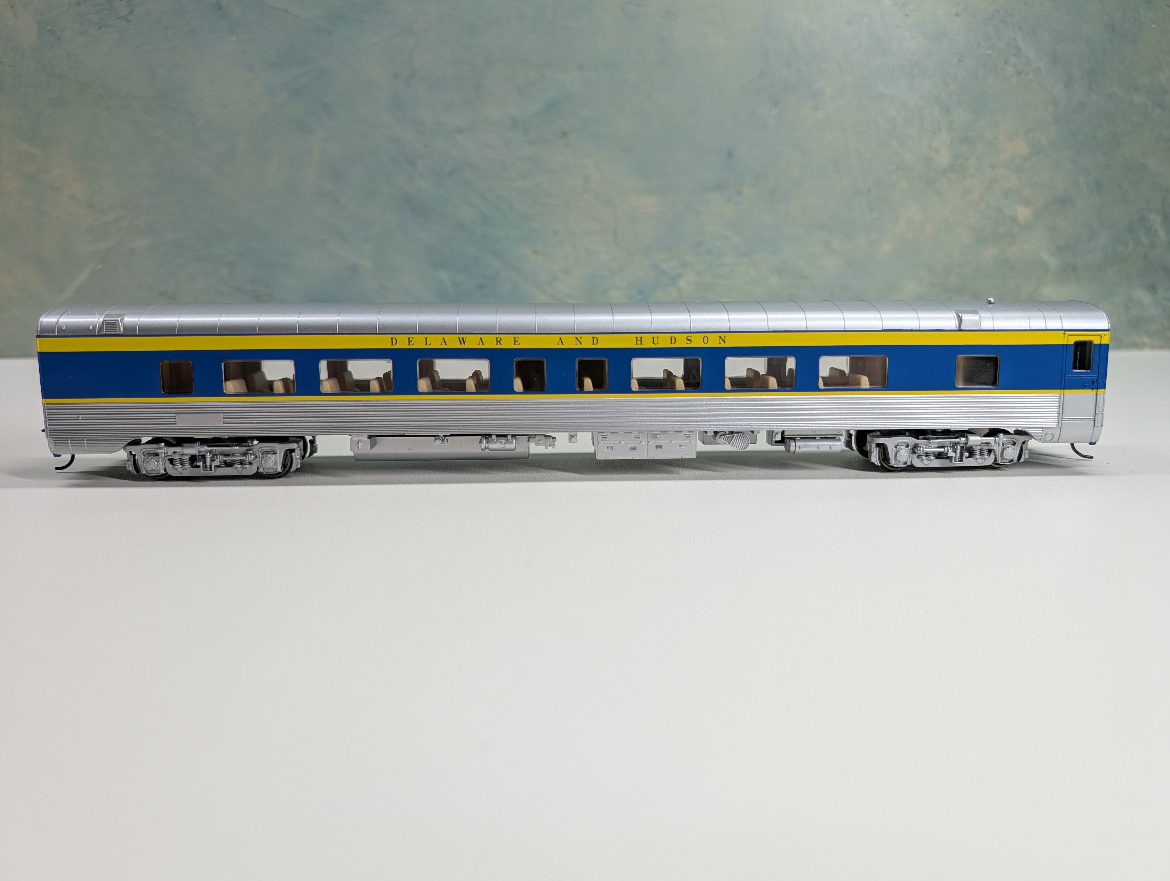 USED Walthers 932-16762 HO Scale Pullman-Standard 52-Seat Passenger Coach Delaware and Hudson