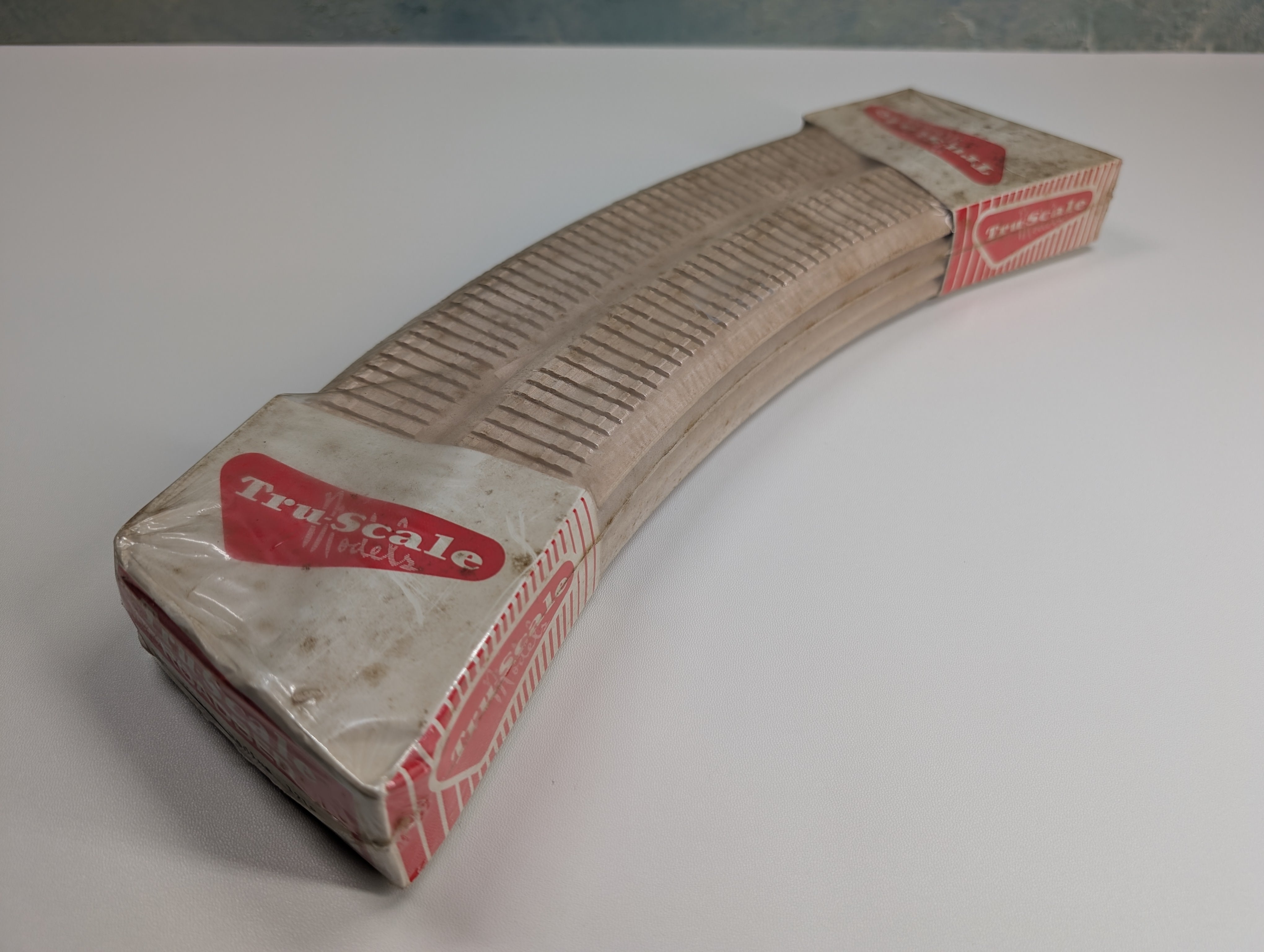 TRU SCALE 1218 HO Scale 18" Milled Radius Curved Wood Roadbed (8 pcs)