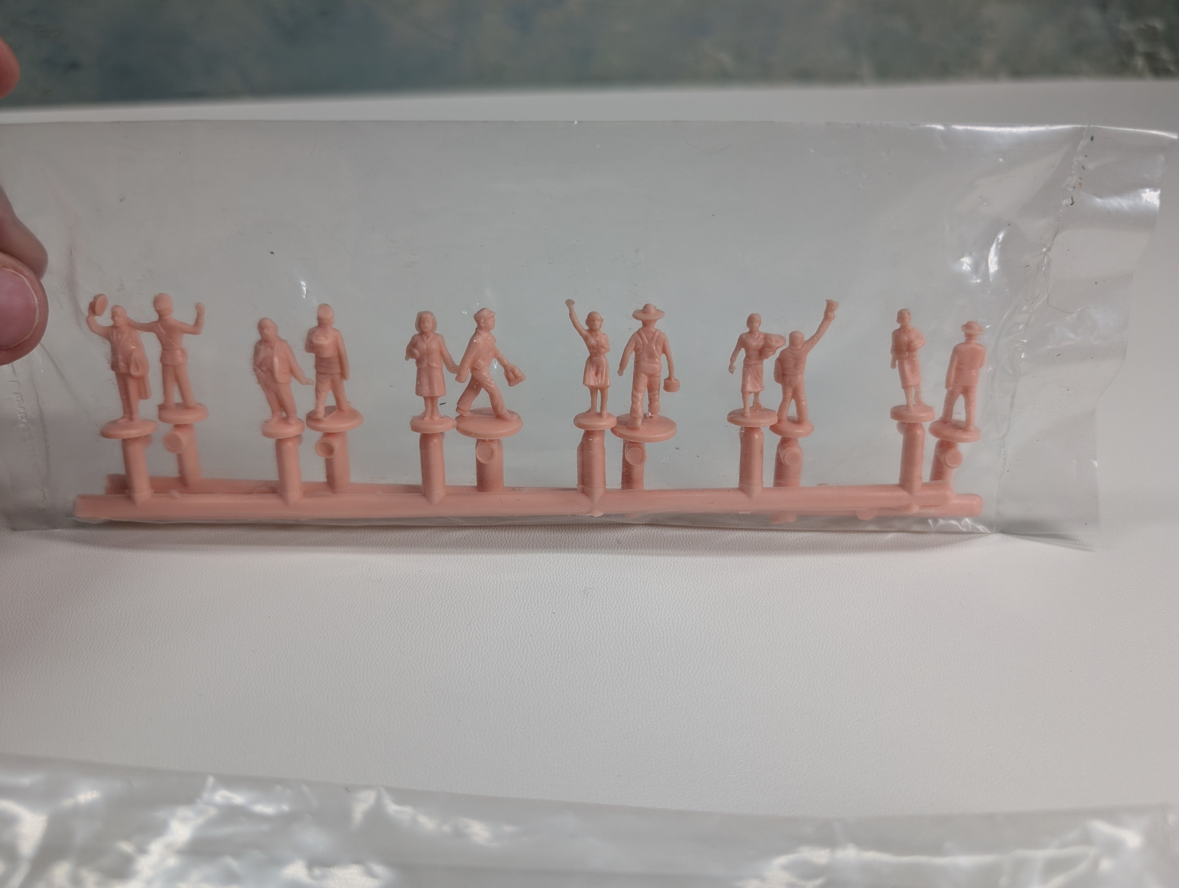 USED Bachmann HO Scale Unpainted People Figures (24 pcs)