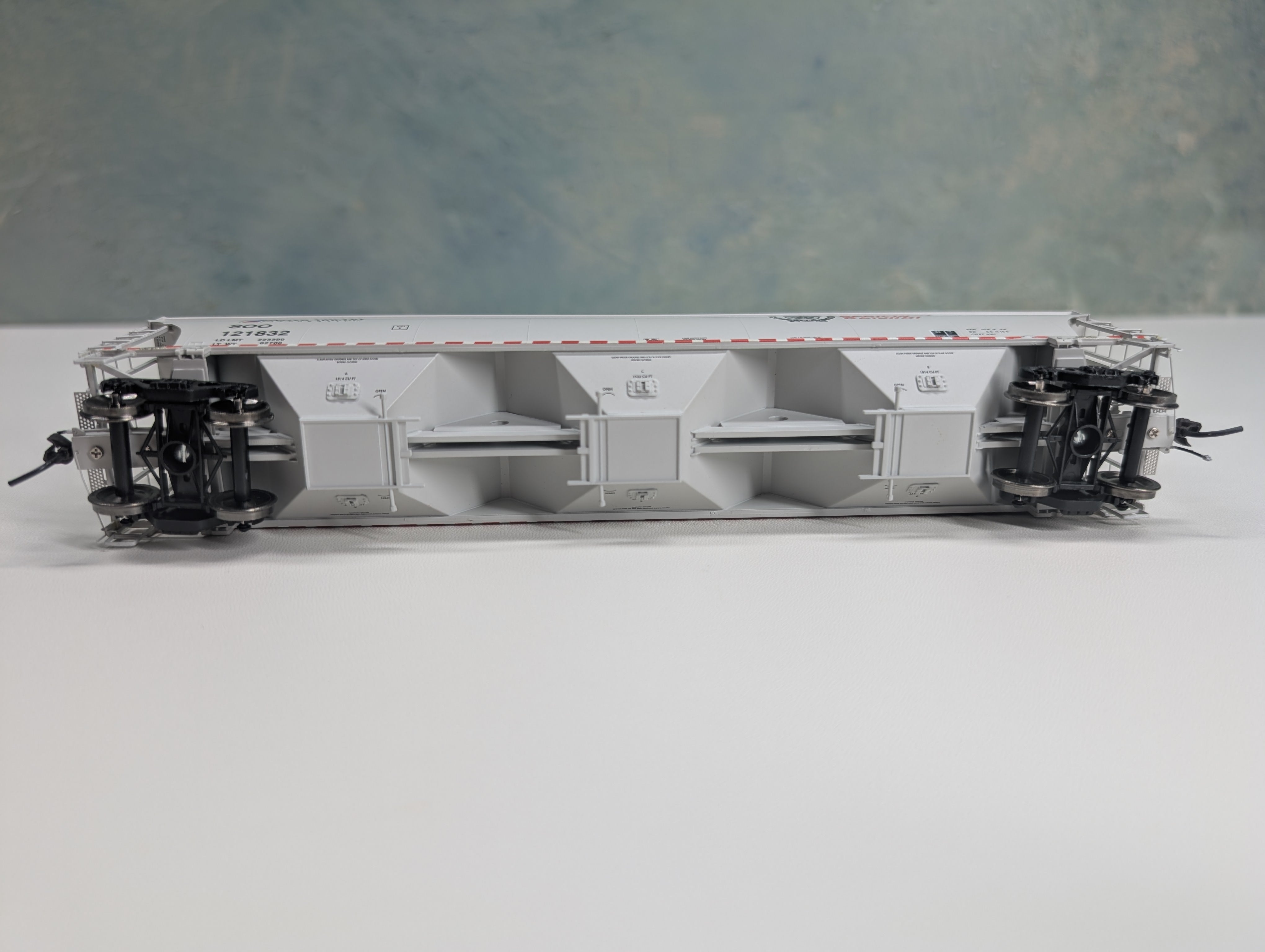 USED Athearn Genesis G4263 HO Scale Trinity 5161 cu ft Covered Hopper Canadian Pacific SOO #121832
