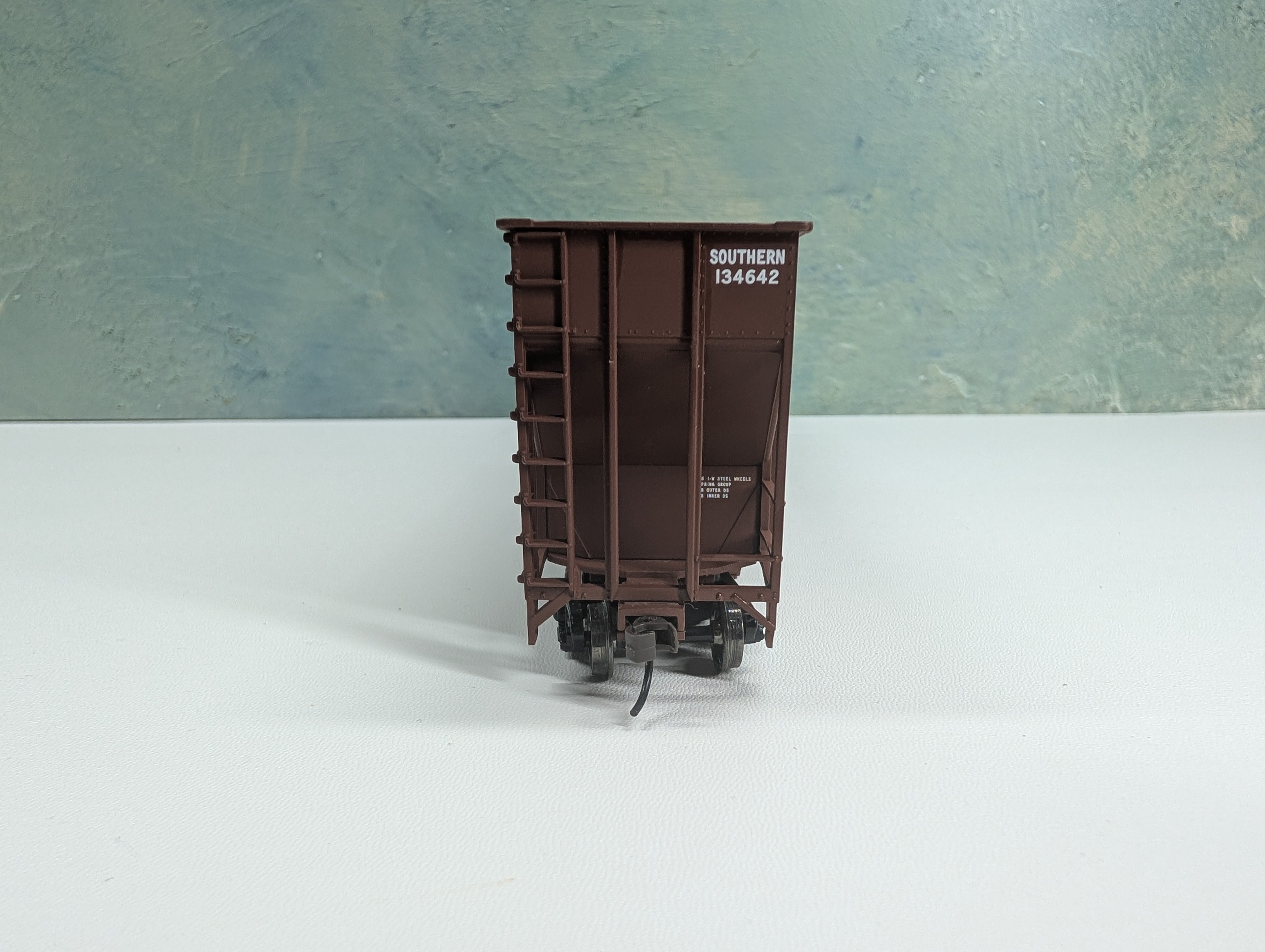 USED Walthers 932-5686 HO Scale Greenville 7k Cubic Foot Wood Chip Hopper Southern #134642