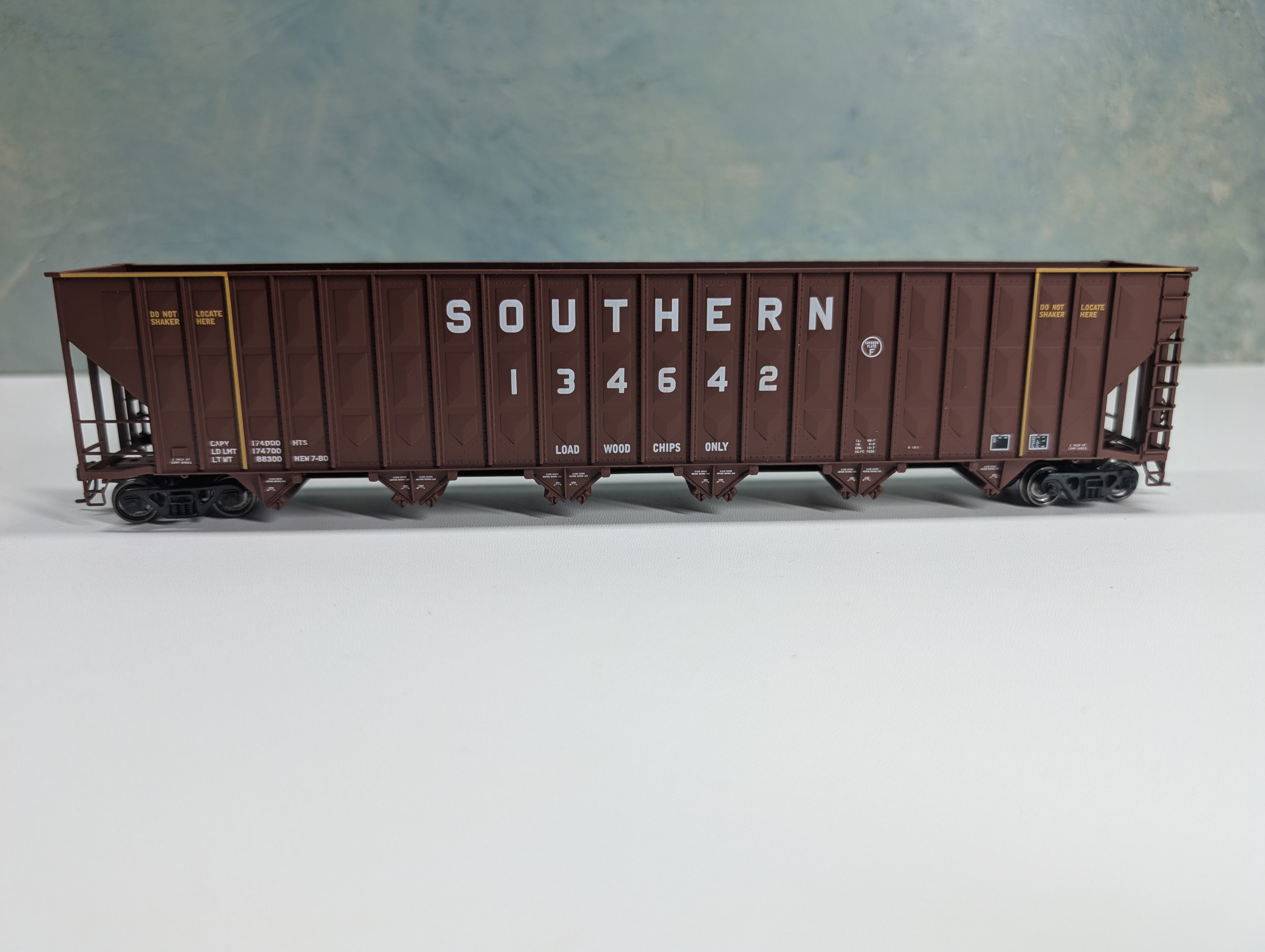 USED Walthers 932-5686 HO Scale Greenville 7k Cubic Foot Wood Chip Hopper Southern #134642