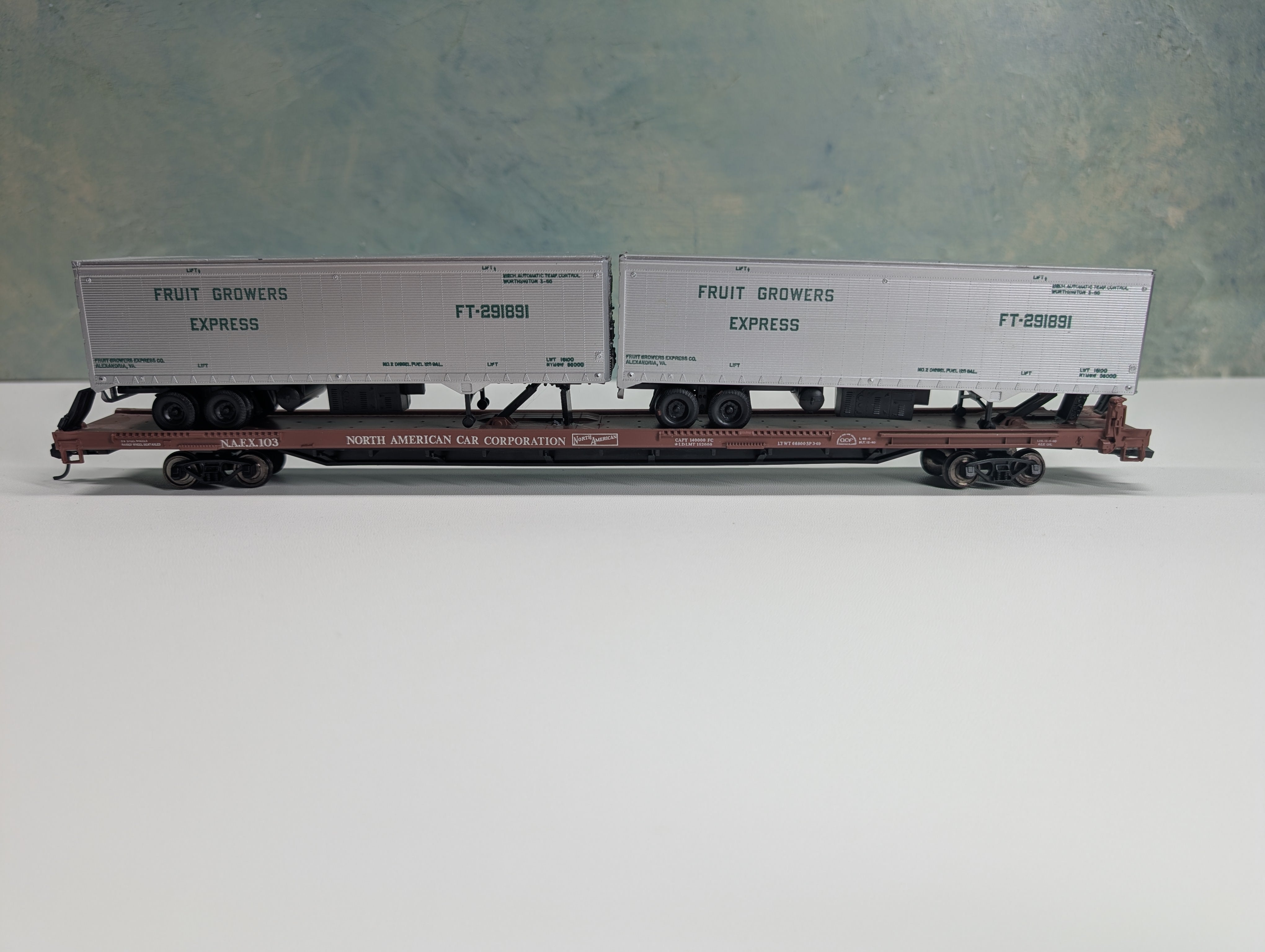 USED Athearn HO Scale 85' Flat Car w/ Fruit Growers Trailers North American Car Crop NAFX #103