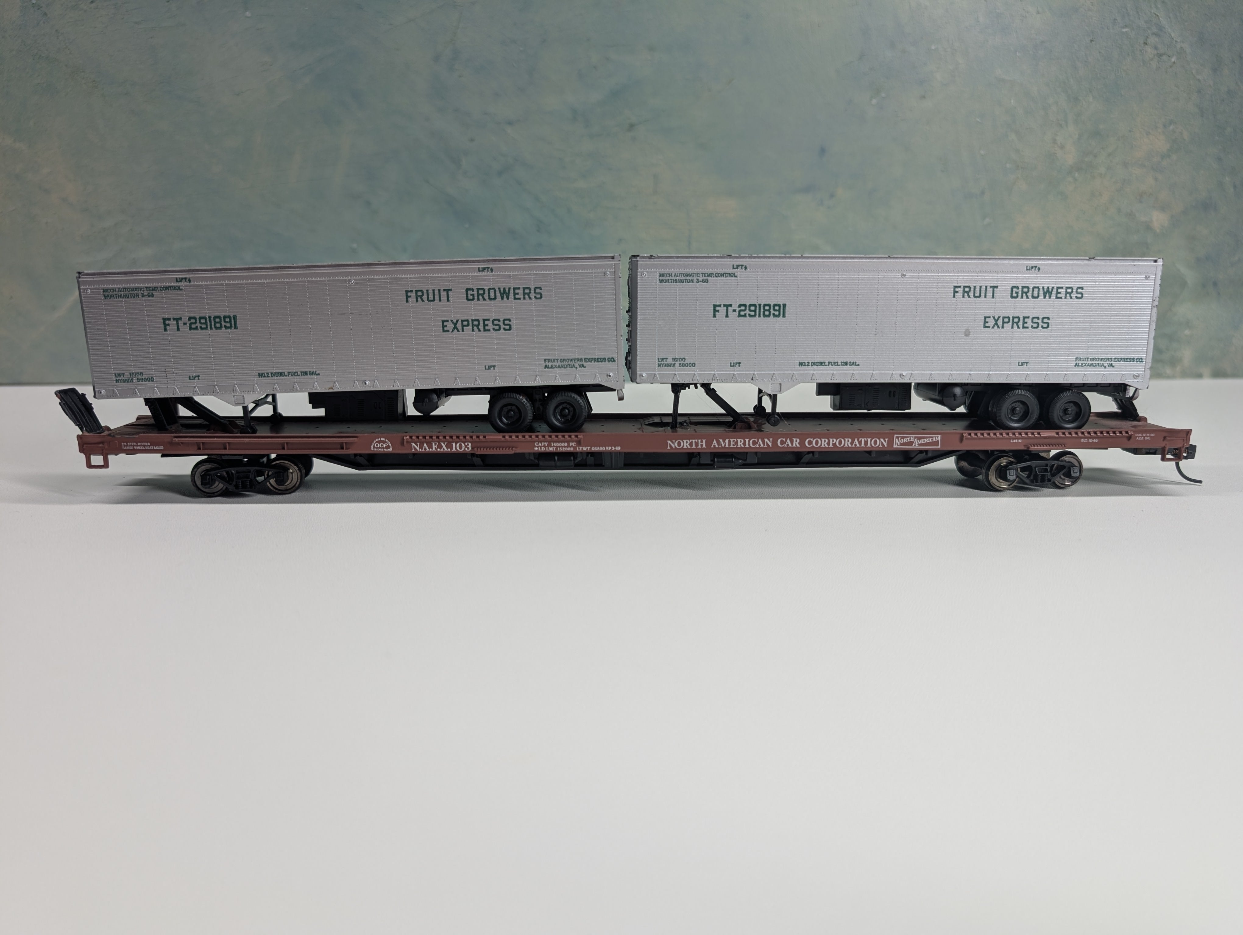USED Athearn HO Scale 85' Flat Car w/ Fruit Growers Trailers North American Car Crop NAFX #103