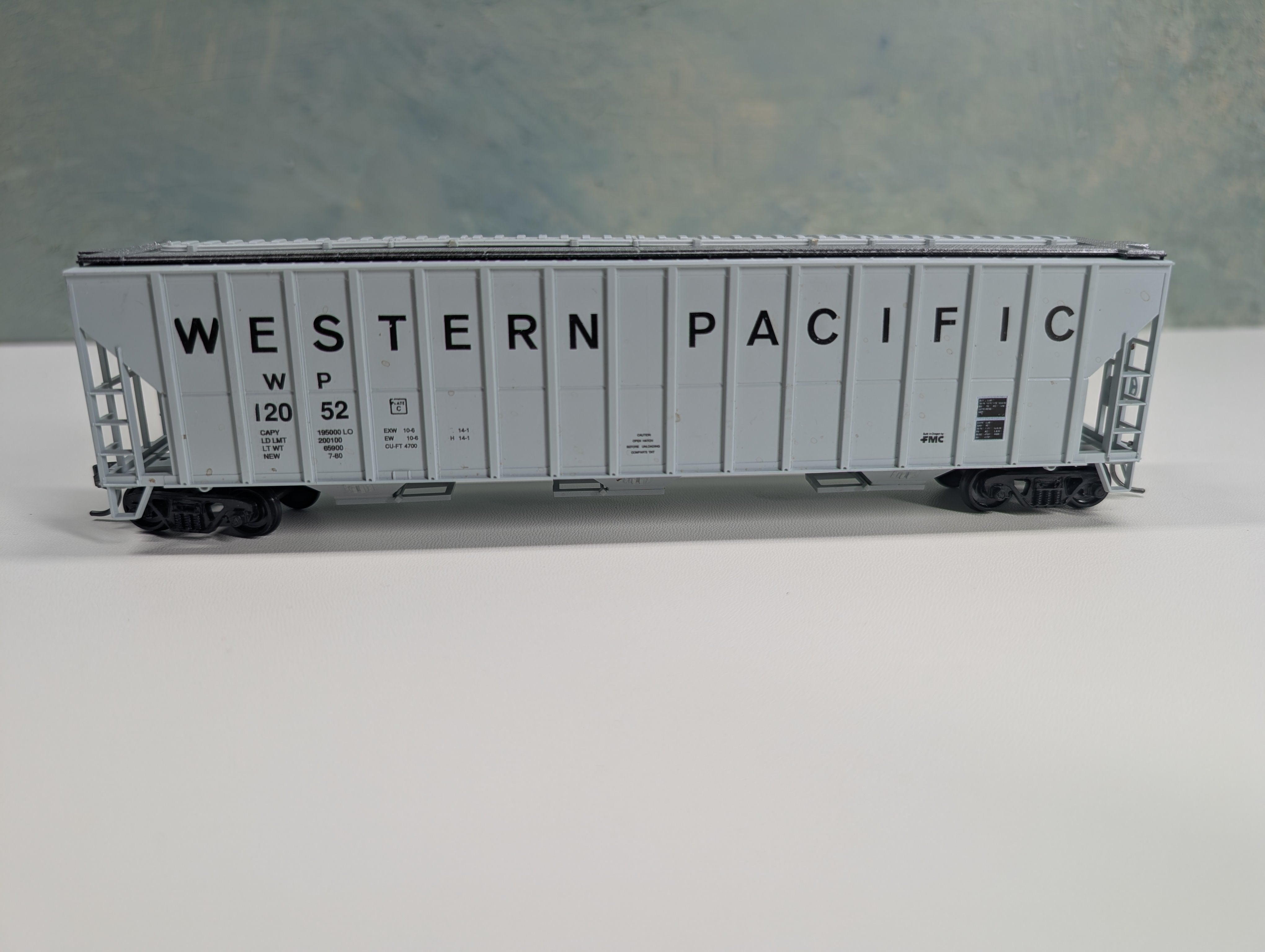 USED Roundhouse HO Scale FMC 3-Bay Covered Hopper Western Pacific WP #12052