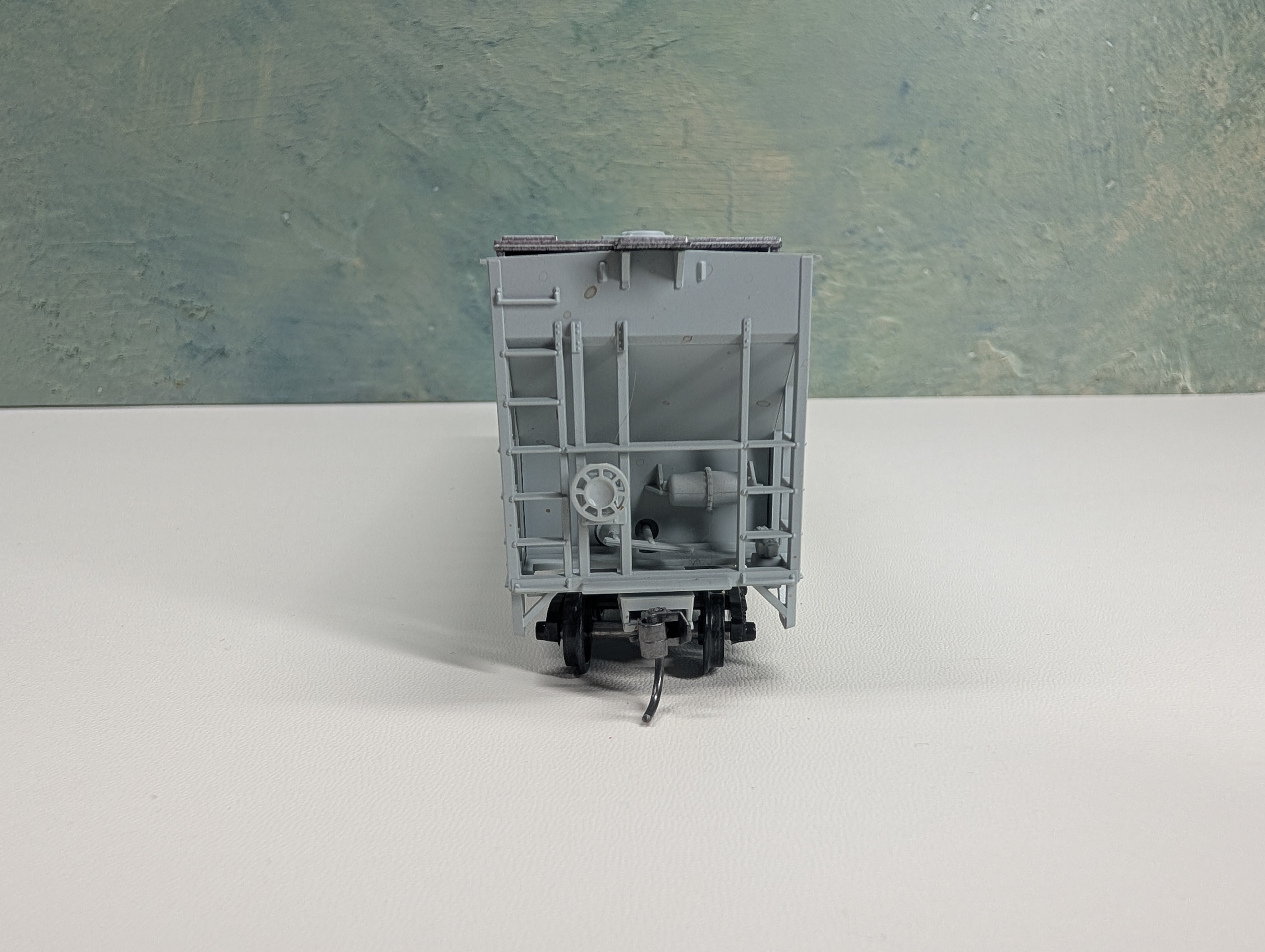 USED Roundhouse HO Scale FMC 3-Bay Covered Hopper Western Pacific WP #12052