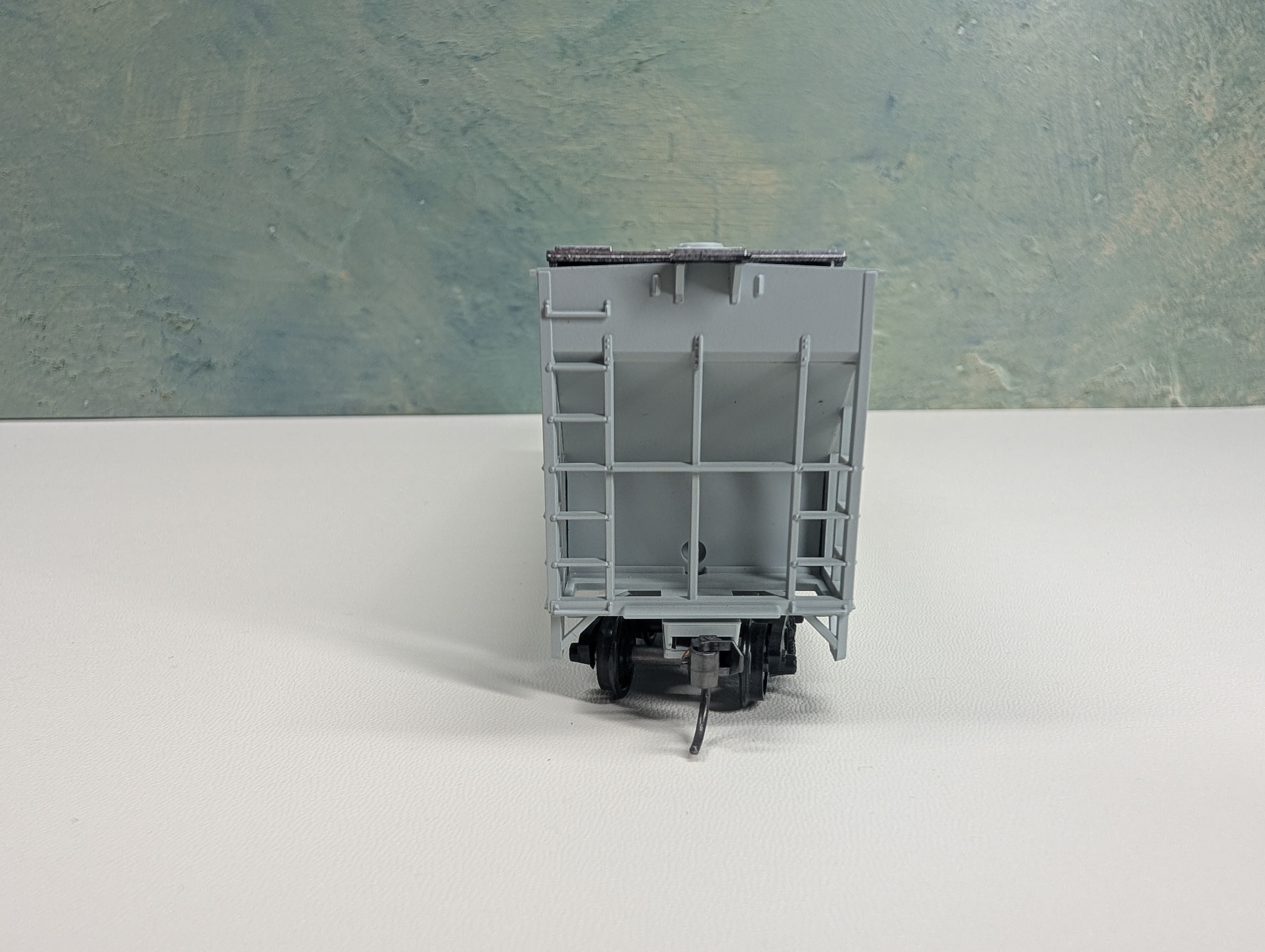 USED Roundhouse HO Scale FMC 3-Bay Covered Hopper Western Pacific WP #12052