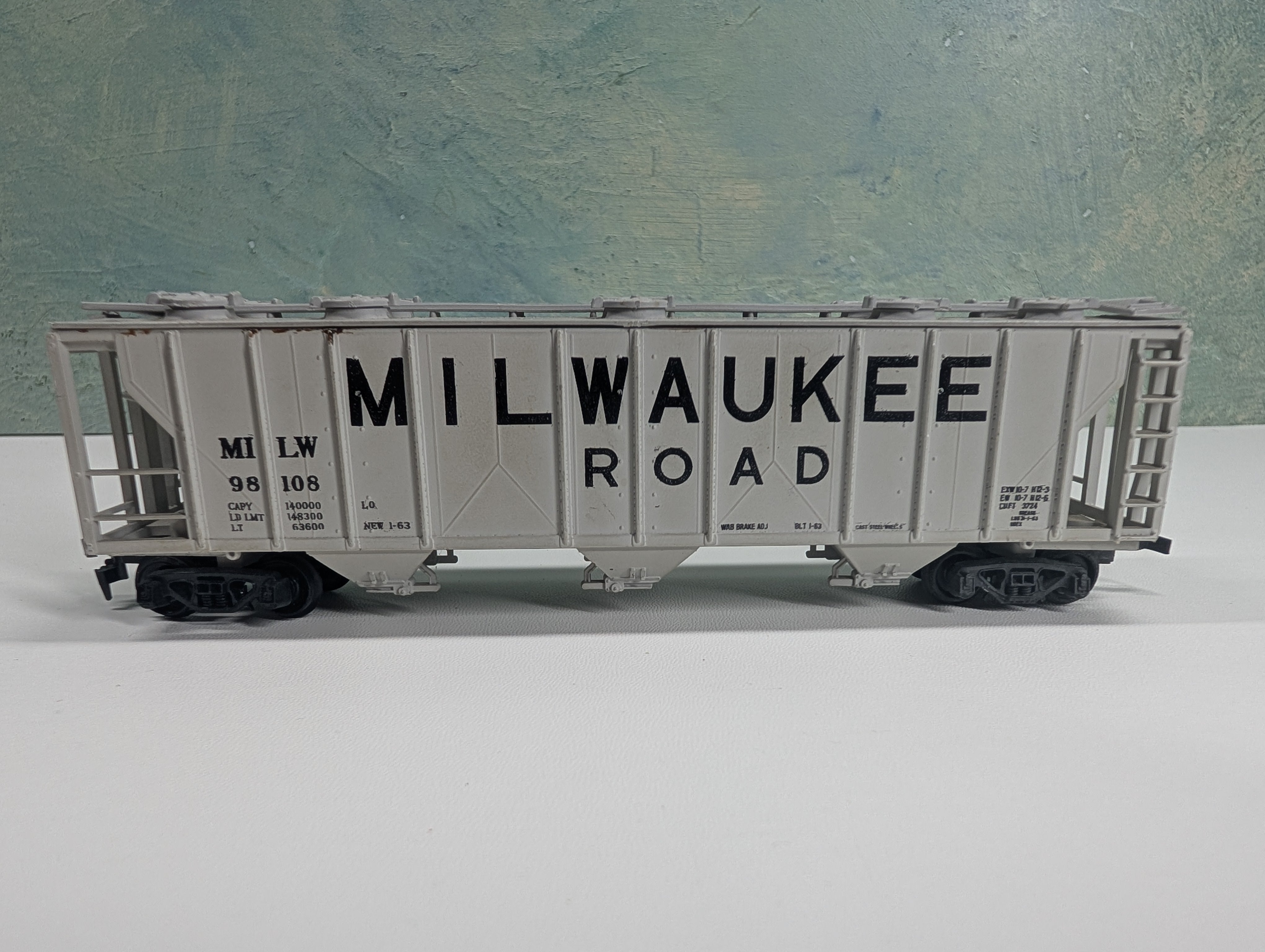 USED HO Scale Covered Hopper Milwaukee Road MILW #98108