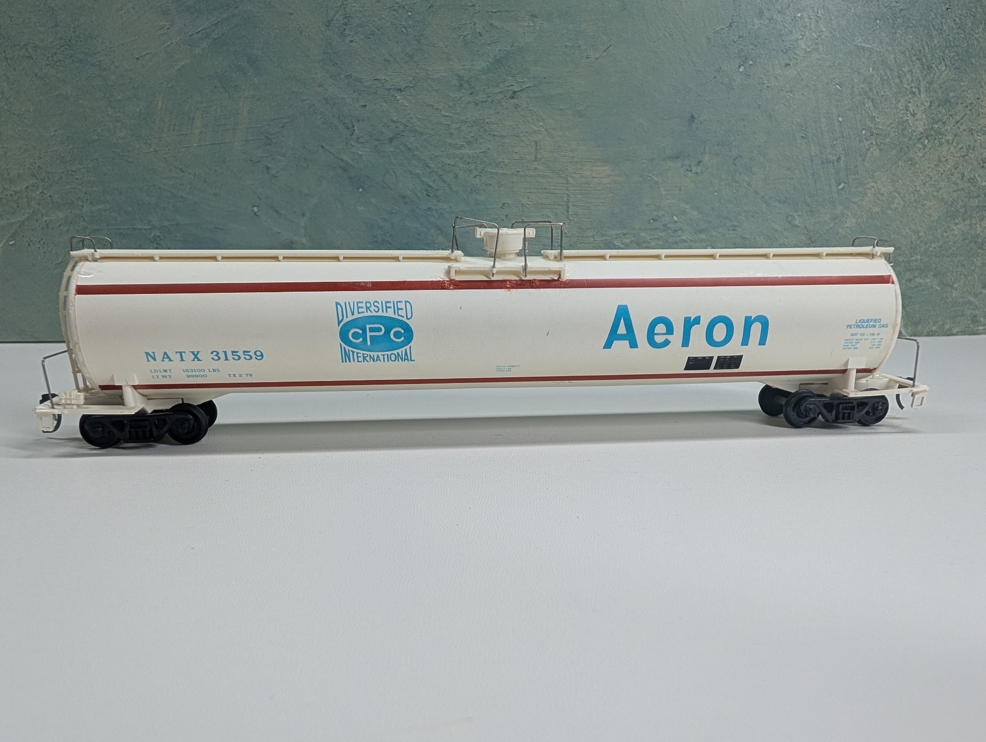 USED Walthers HO Scale 65' High-Pressure Tank Car Aeron NATX #31559