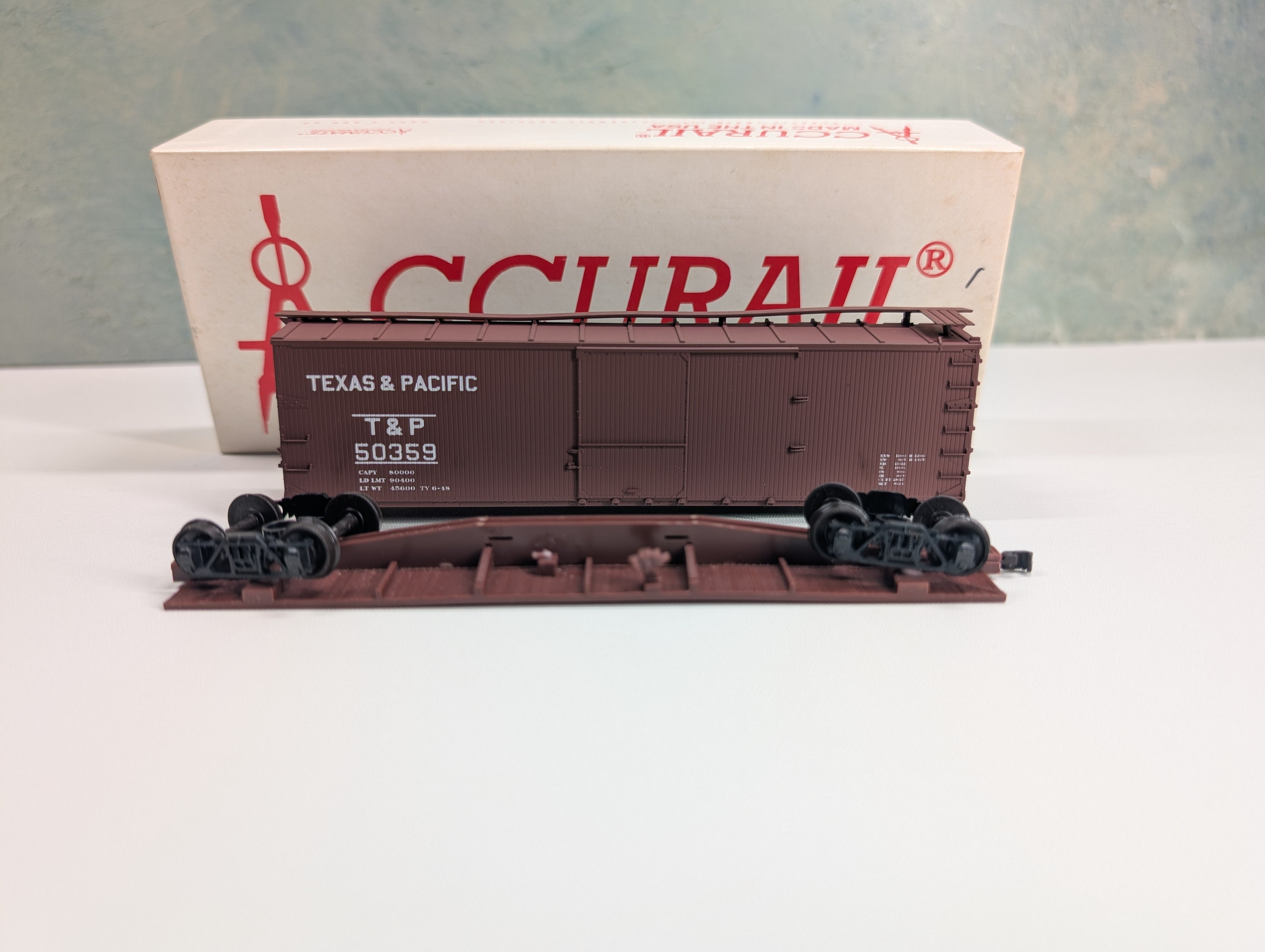 USED Accurail 4618 HO Scale 40' USRA Double Sheath Box Car Texas and Pacific T&P #50359 Started KIT