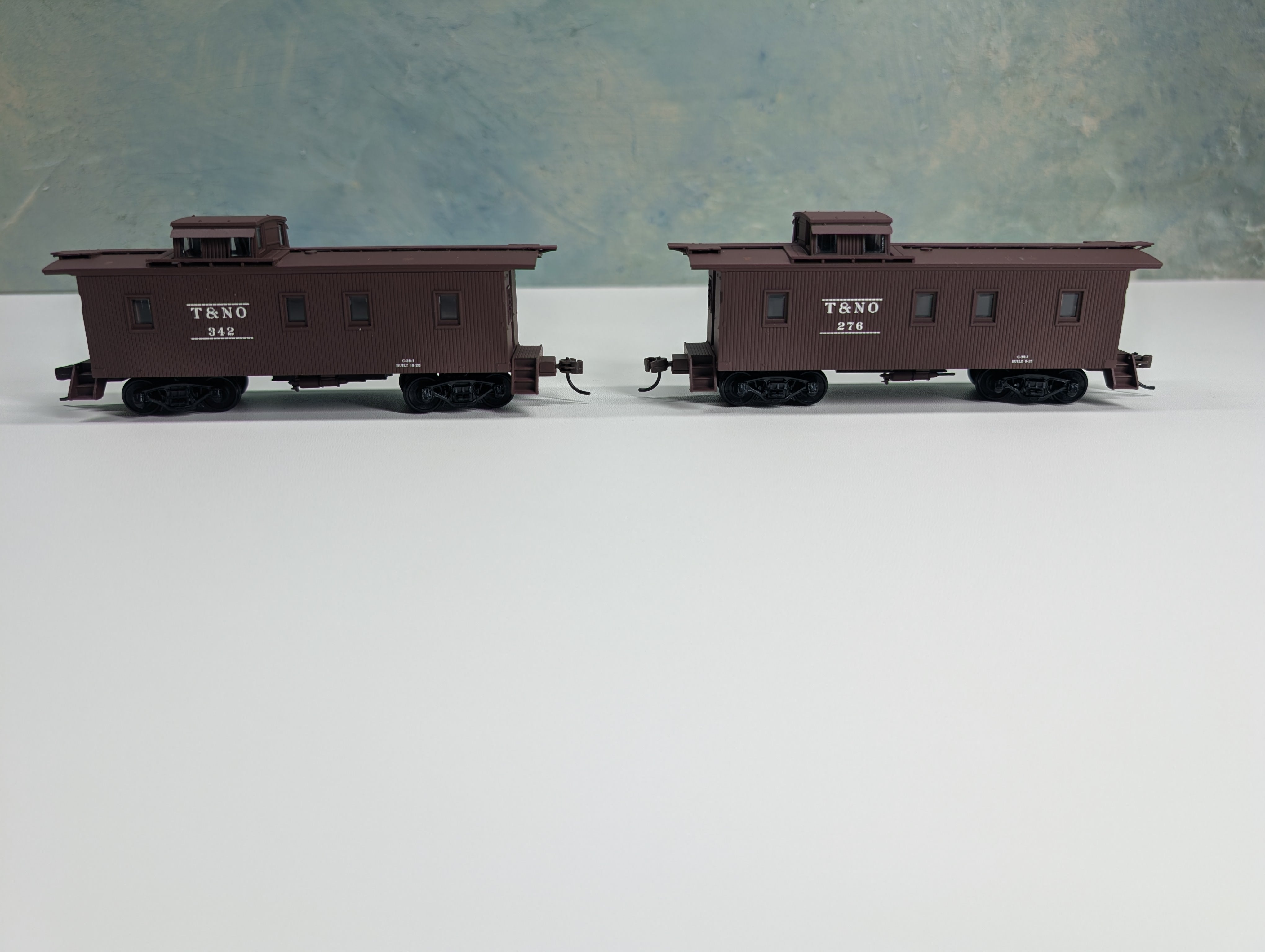 USED Walthers 932-27604 HO Scale C-30-1 Wood Caboose 2 Car Pack Southern Pacific T&NO #342, 276