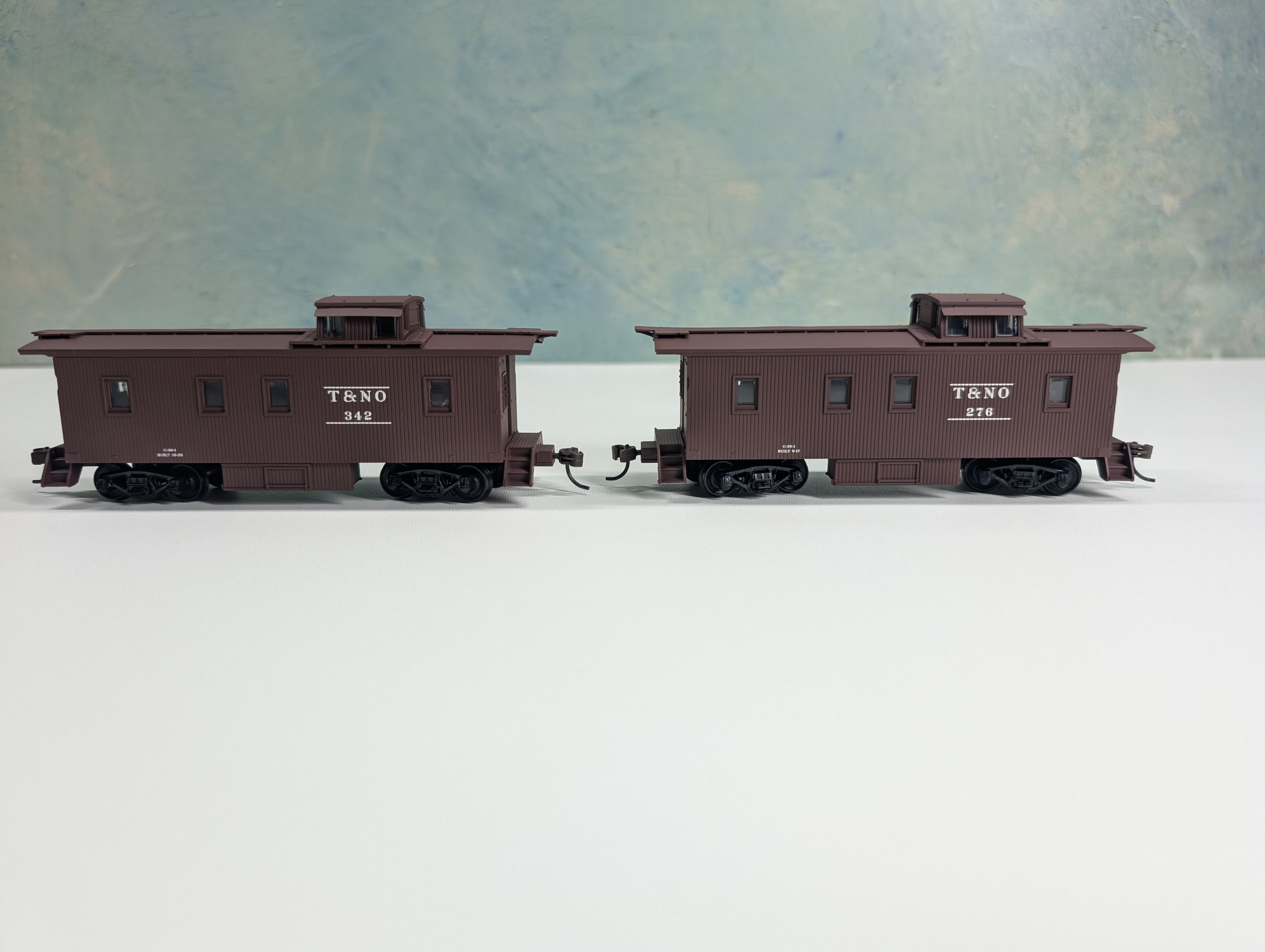 USED Walthers 932-27604 HO Scale C-30-1 Wood Caboose 2 Car Pack Southern Pacific T&NO #342, 276
