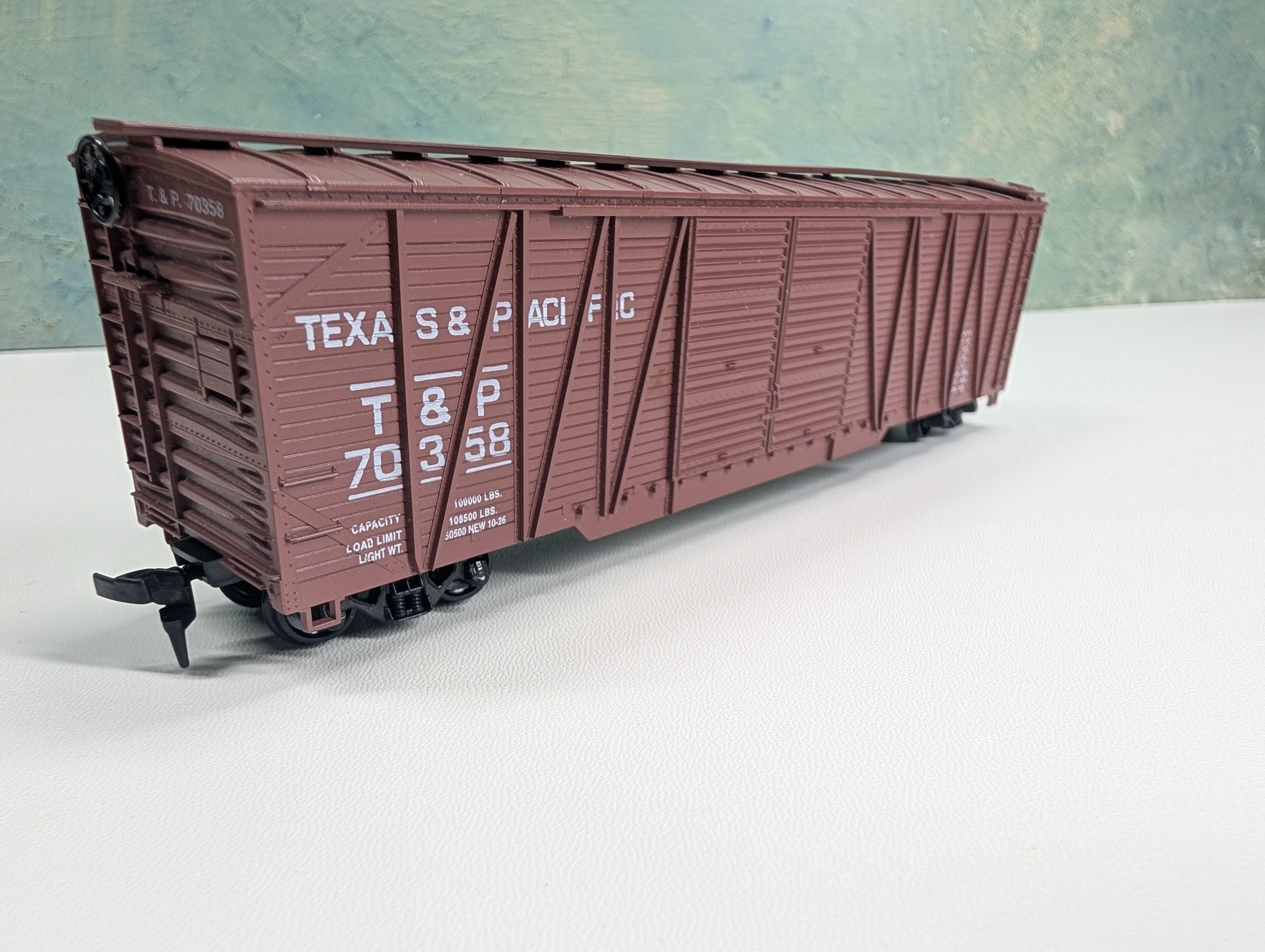 USED Roundhouse 2161 HO Scale 50' Outside Braced Box Car Texas and Pacific T&P #70358