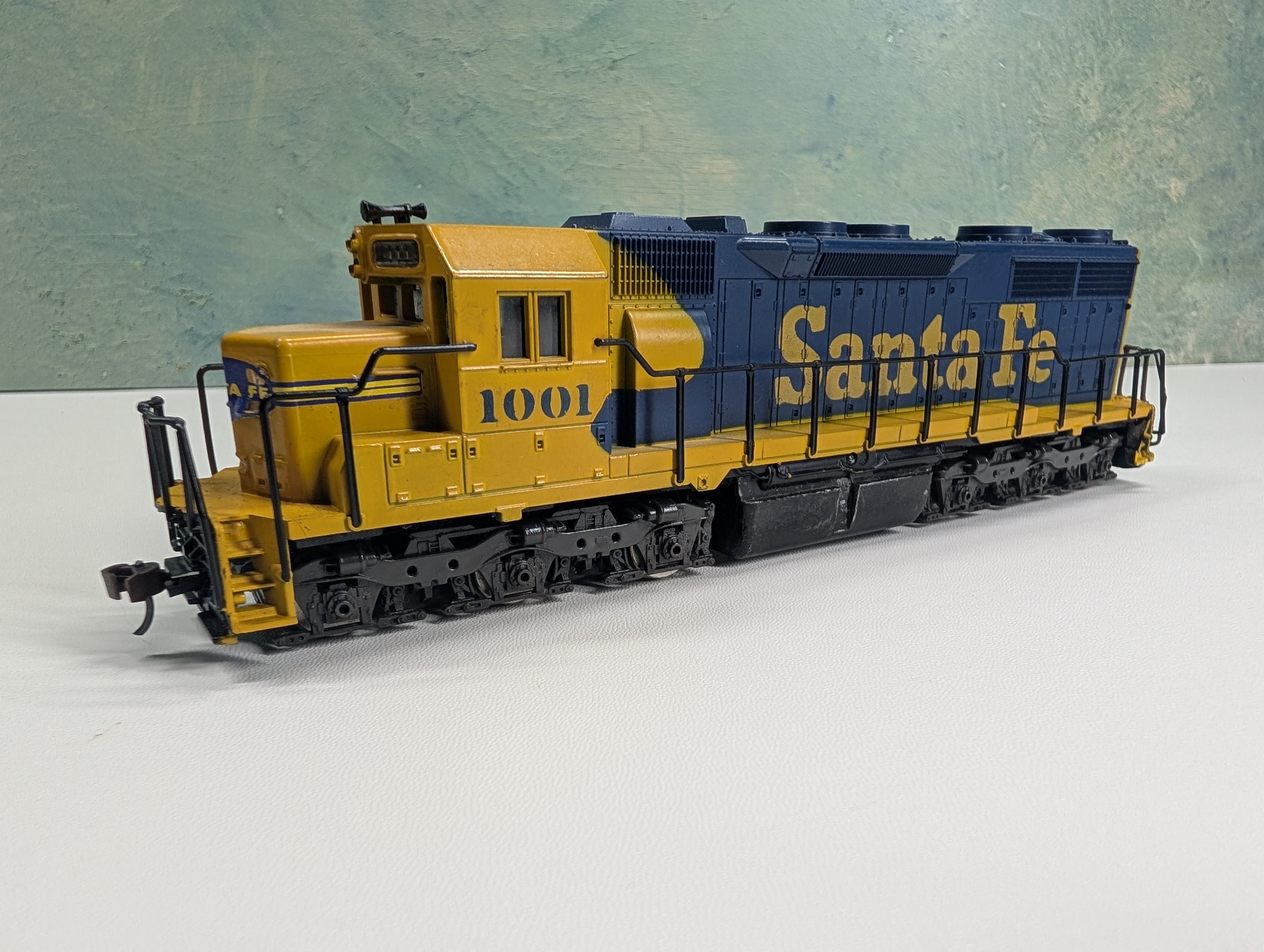 USED Atlas HO Scale SD-35 Diesel Locomotive Santa Fe #1001 Runs Great DC