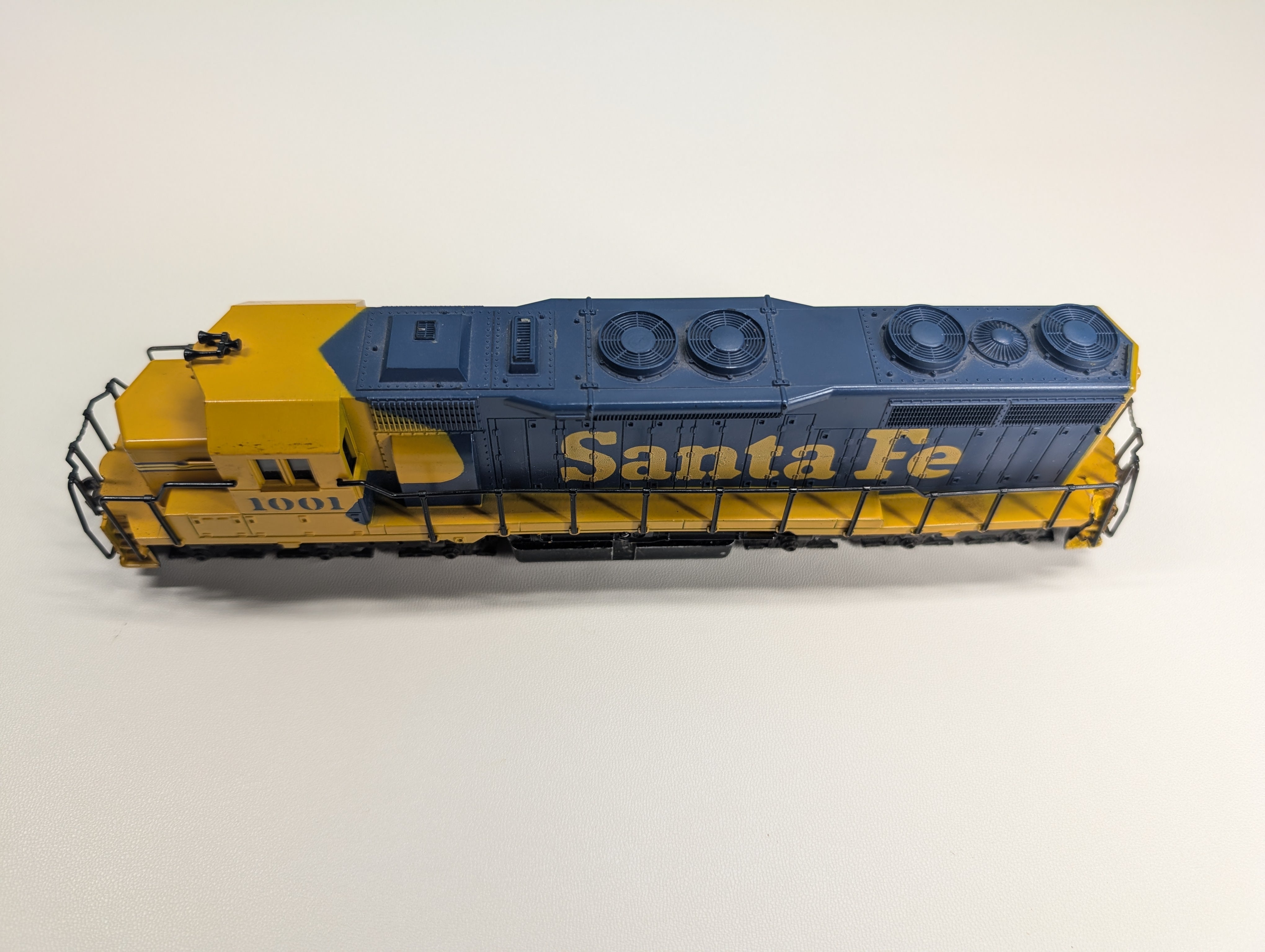 USED Atlas HO Scale SD-35 Diesel Locomotive Santa Fe #1001 Runs Great DC