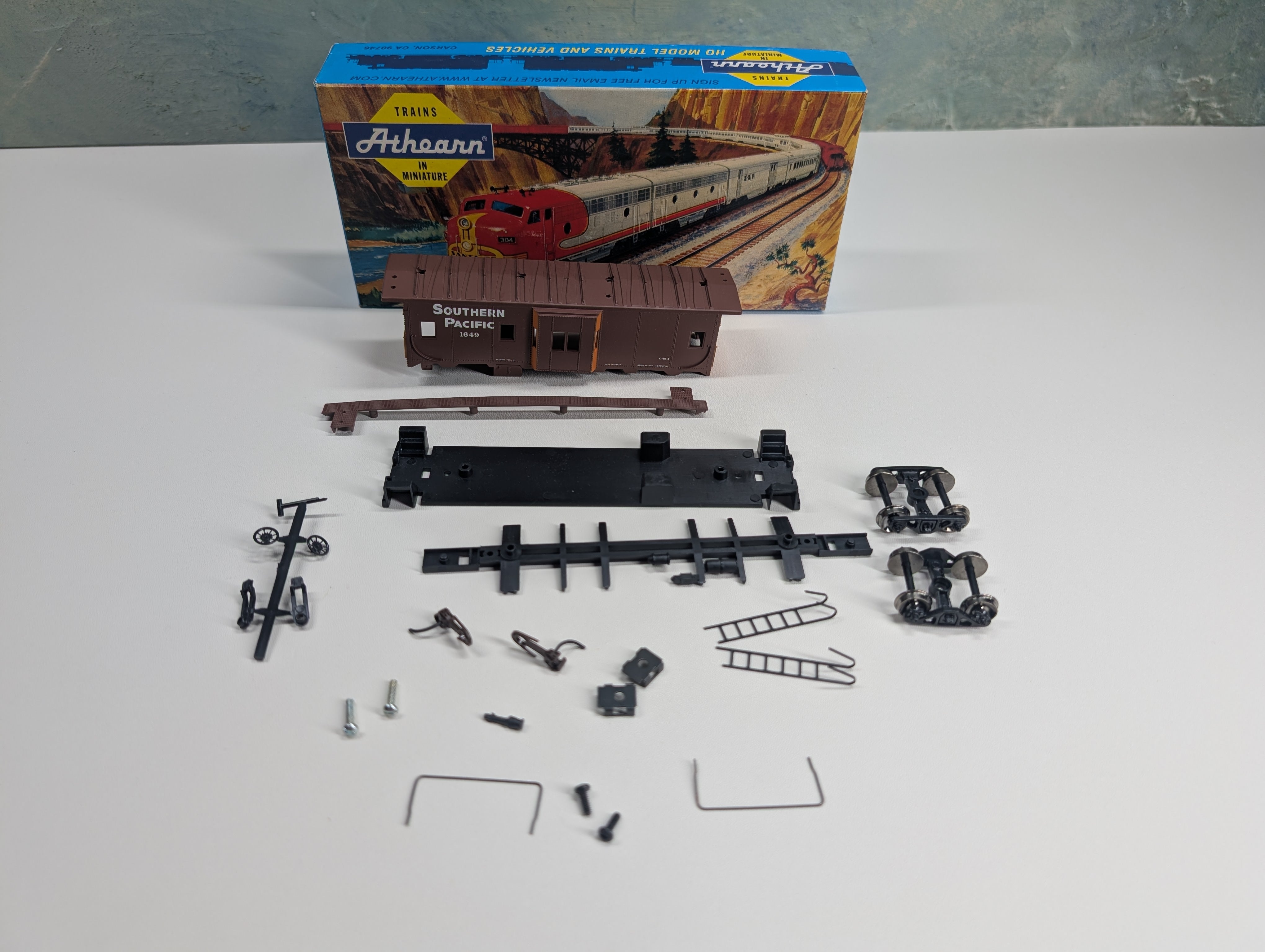 USED Athearn 1293 HO Scale Bay Window Caboose Southern Pacific #1649 KIT