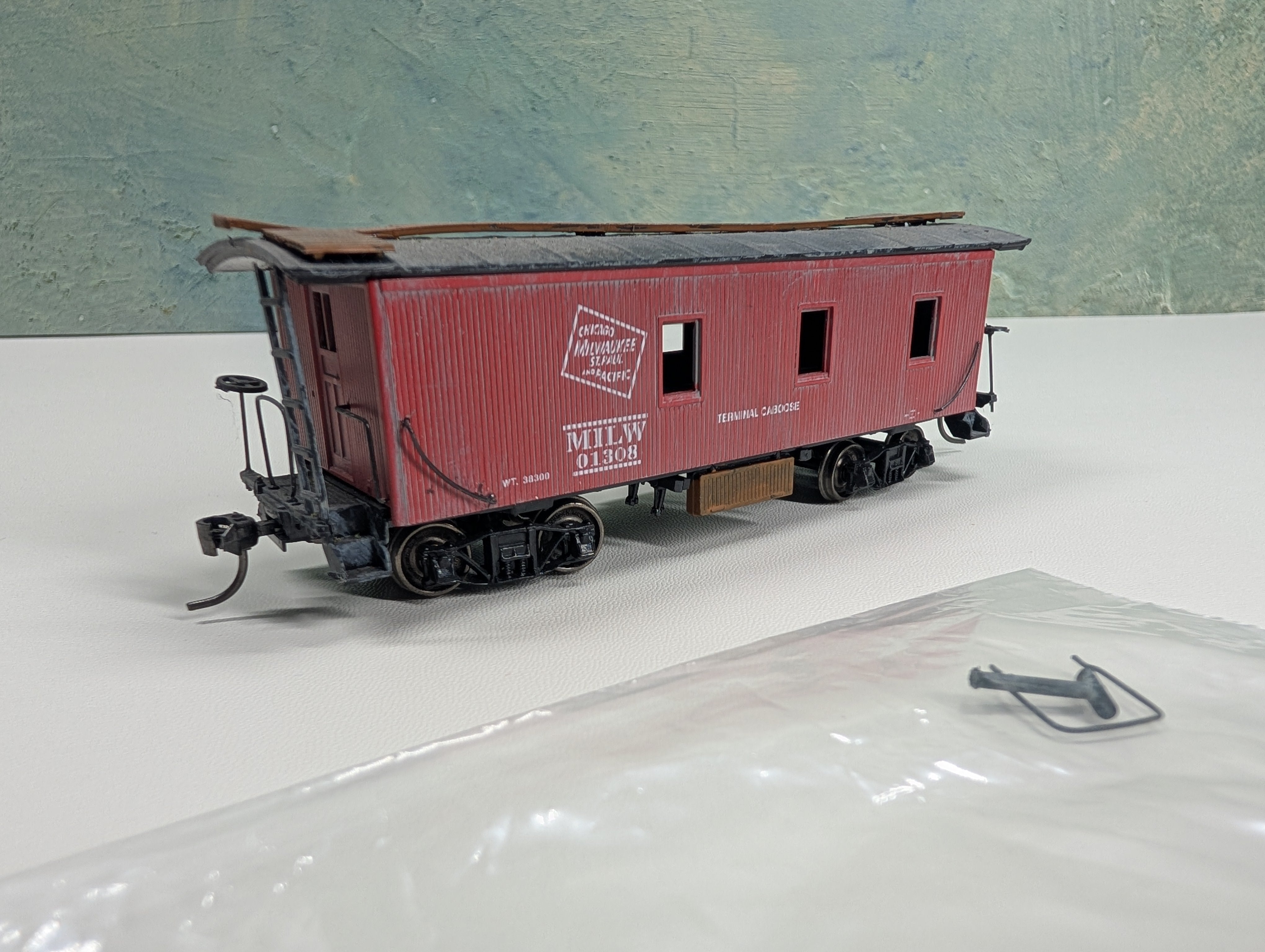 USED Roundhouse HO Scale Wooden Terminal Caboose Milwaukee Road MILW #01308 Weathered