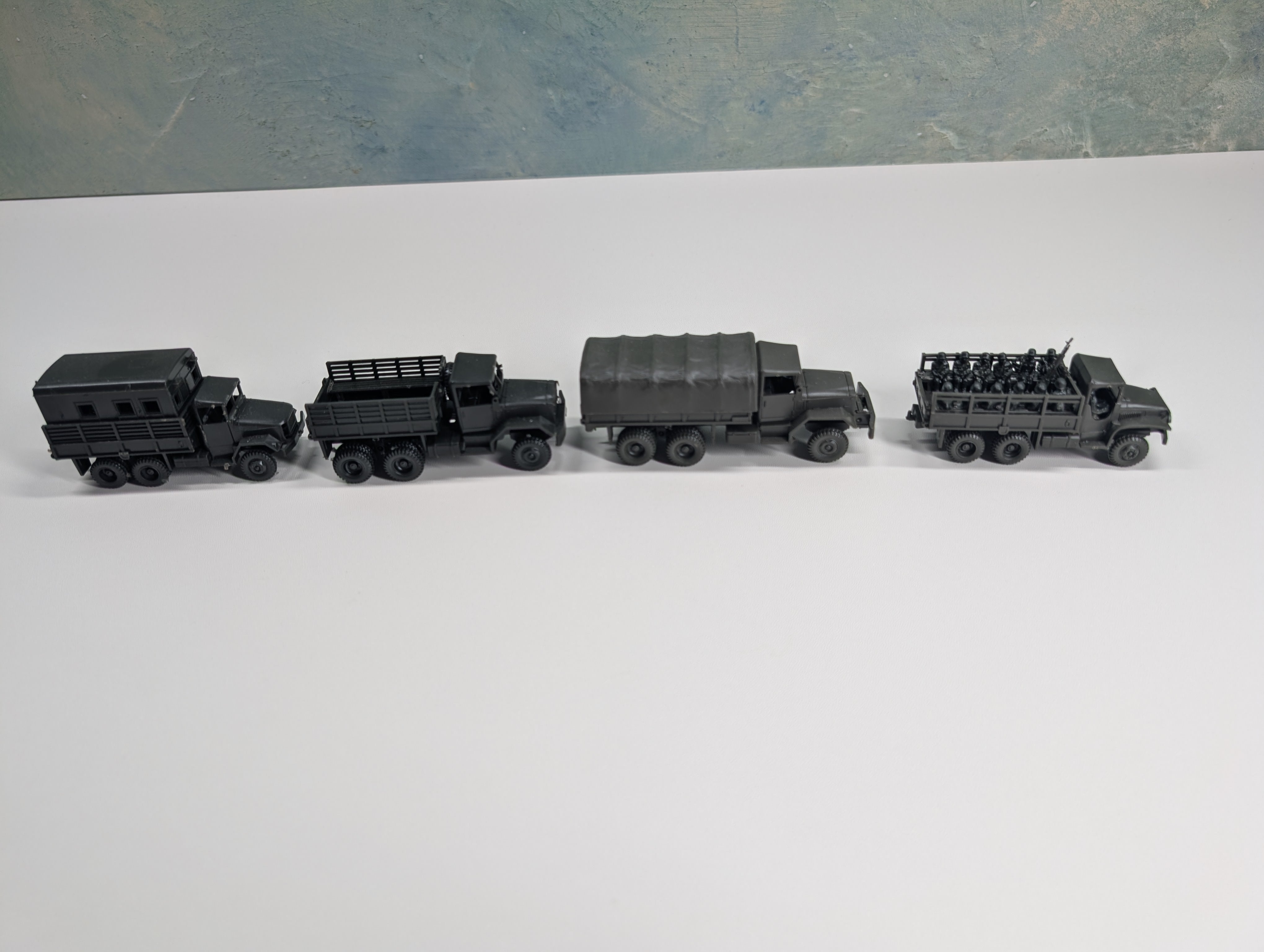 USED Roco HO Scale Lot of Army Vehicles w/ Figures (4 pcs)