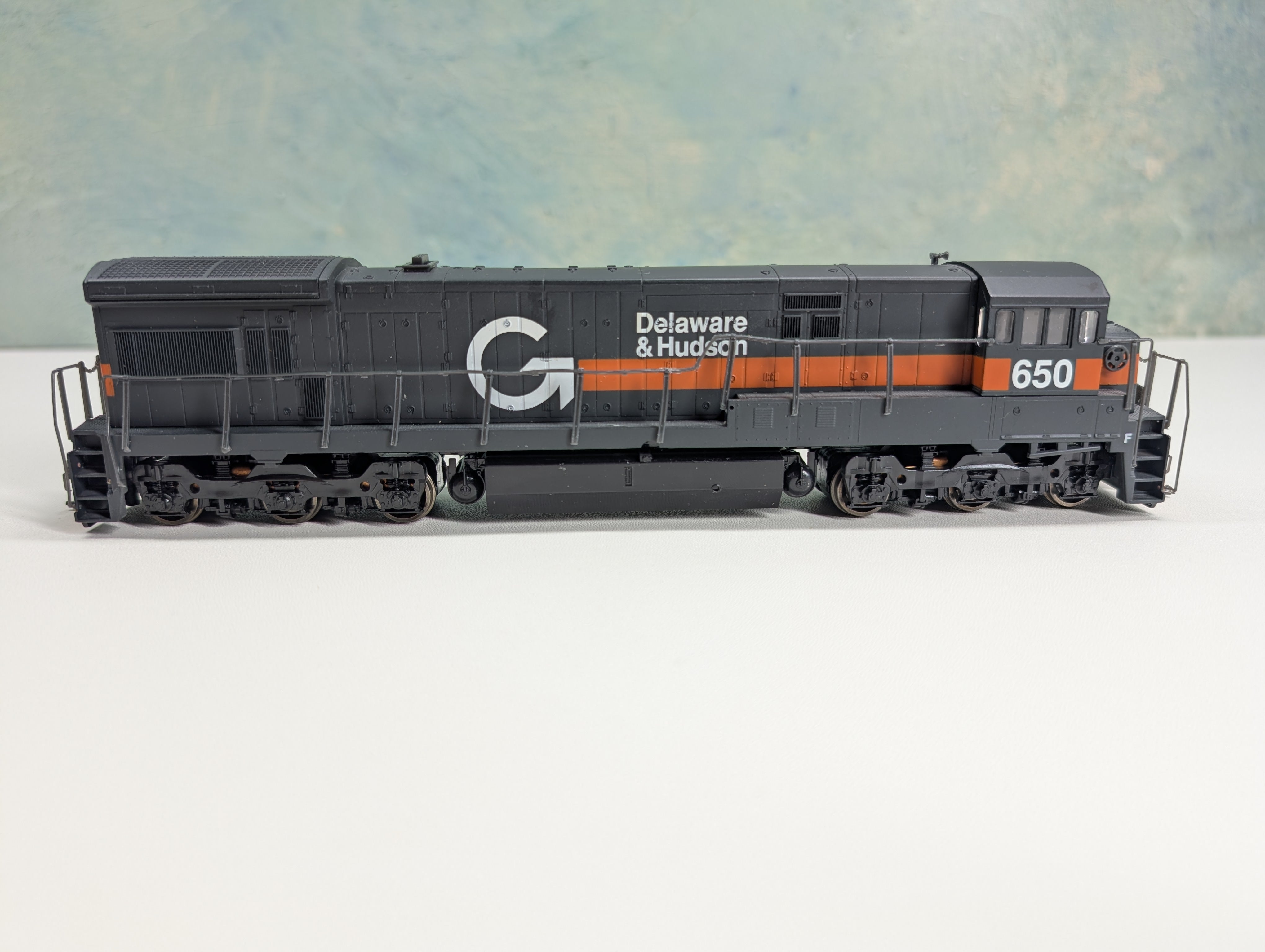 USED Atlas 8544 HO Scale U33C Diesel Locomotive Delaware and Hudson Guilford #650 Runs Great DC