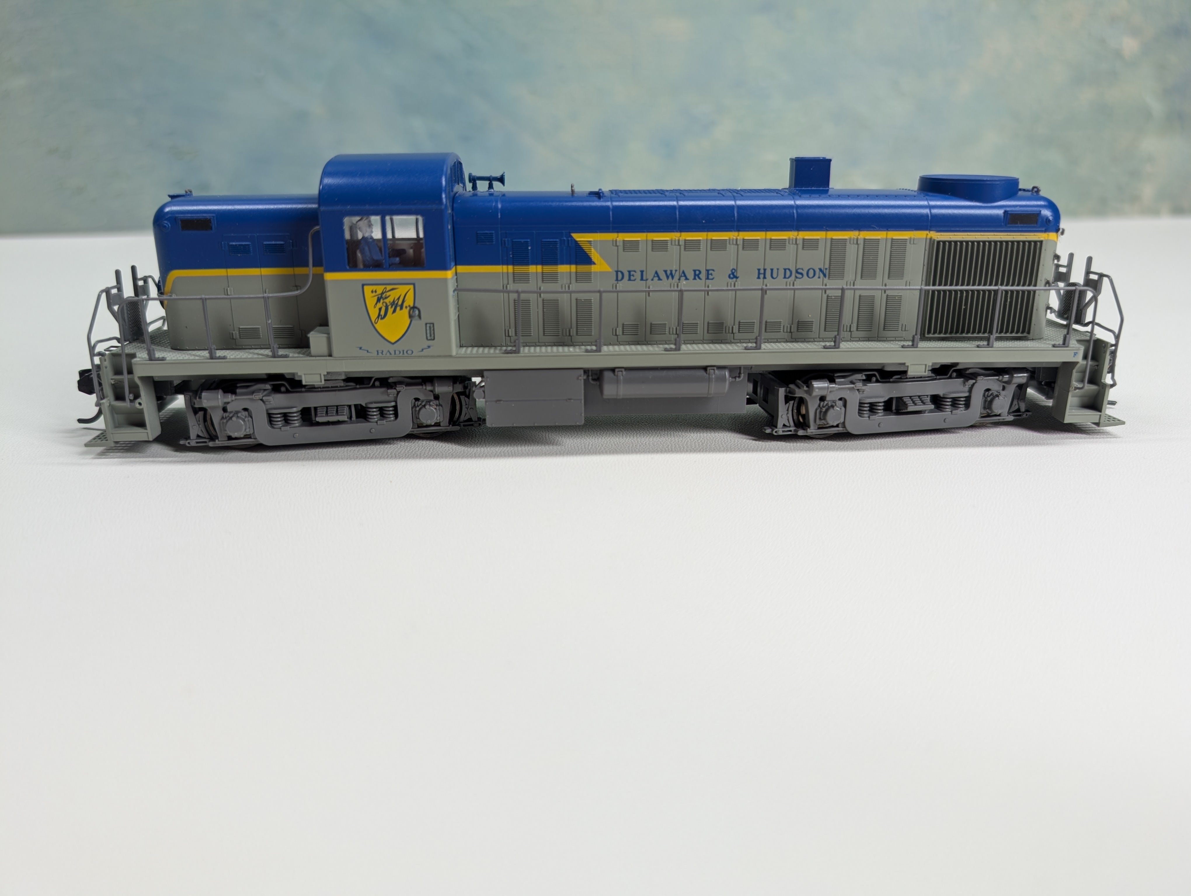 USED Kato #37-2203 HO Scale Alco RS-2 Diesel Locomotive Delaware and Hudson Runs Great DC