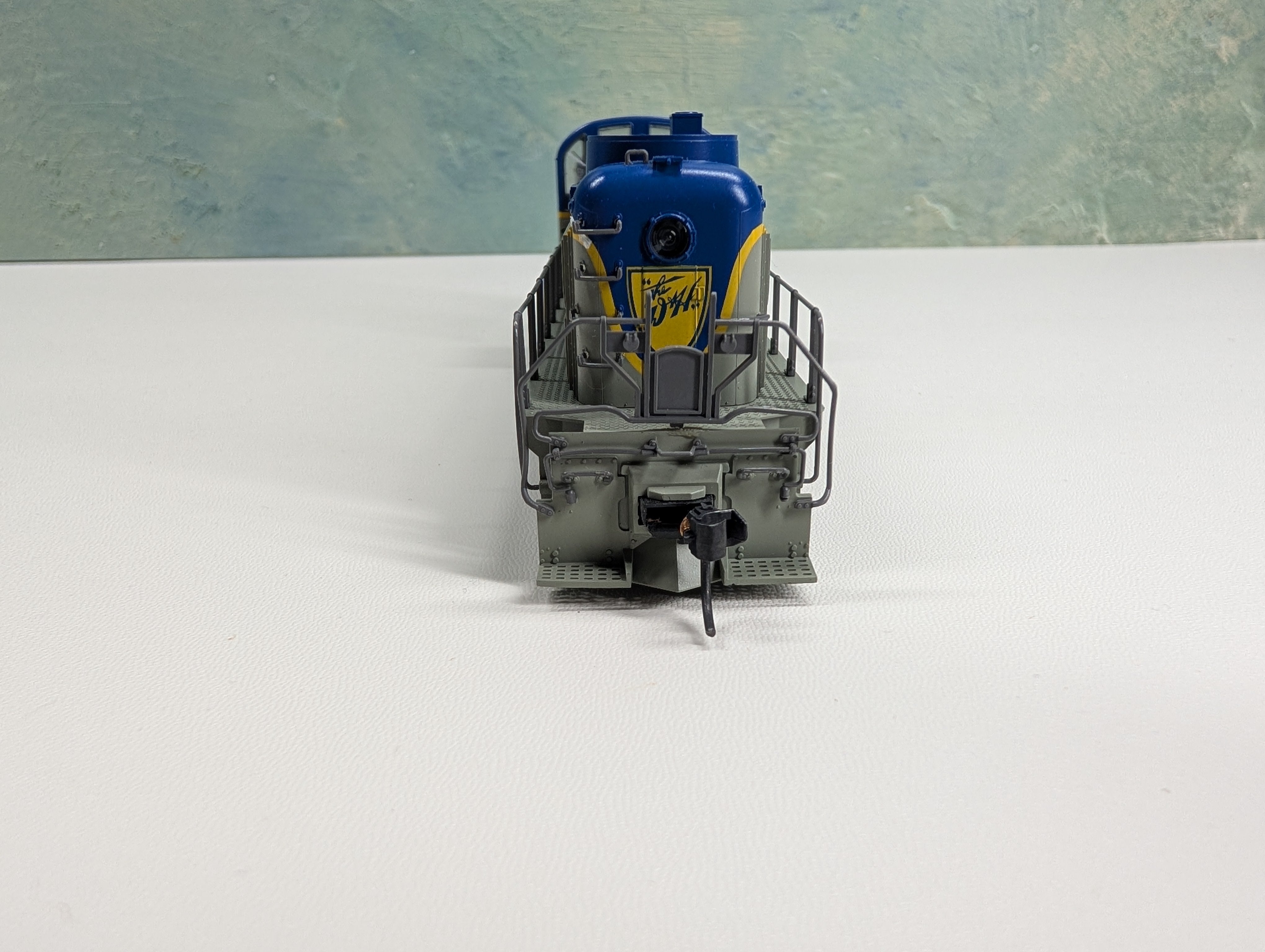 USED Kato #37-2203 HO Scale Alco RS-2 Diesel Locomotive Delaware and Hudson Runs Great DC