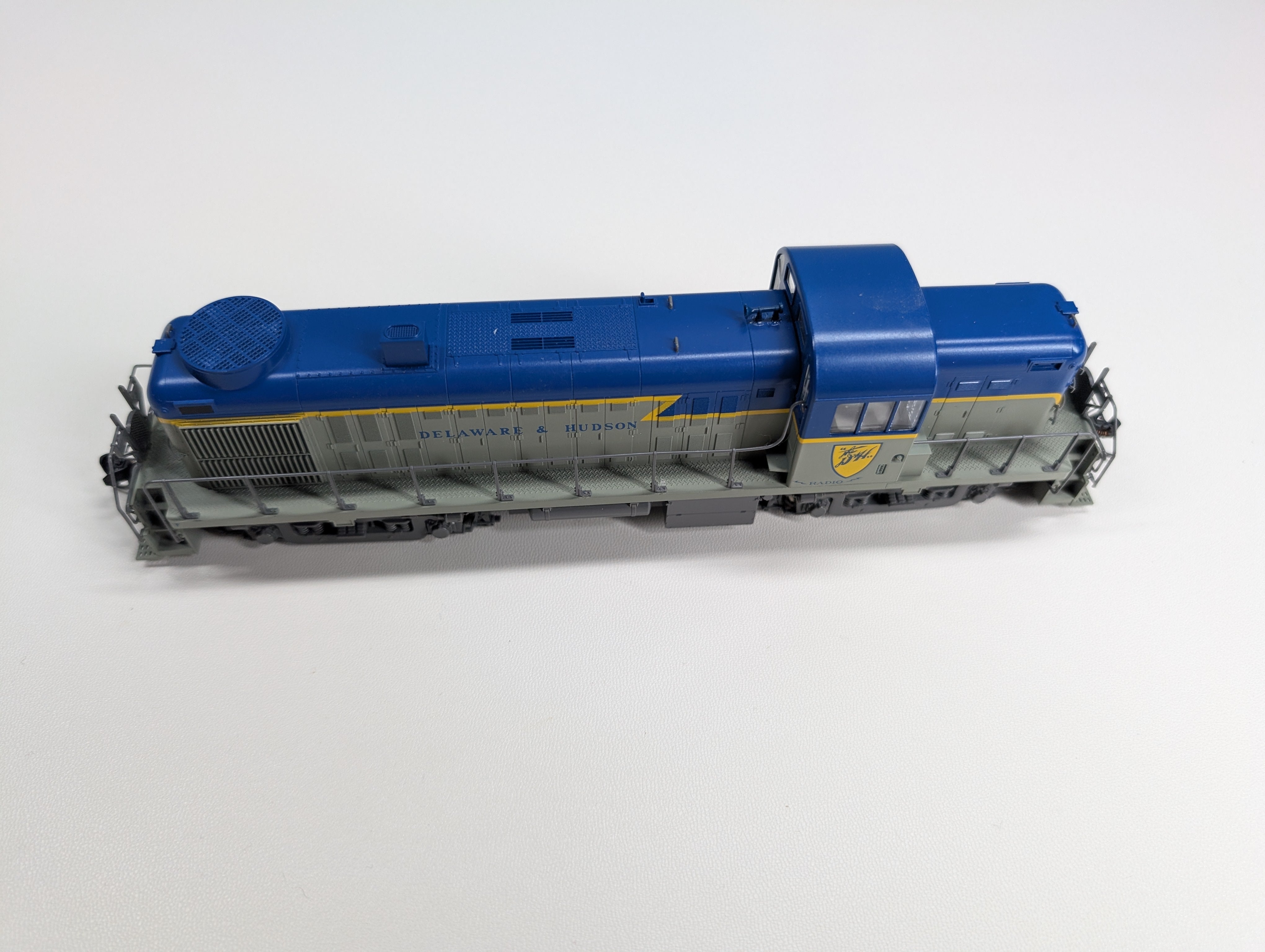 USED Kato #37-2203 HO Scale Alco RS-2 Diesel Locomotive Delaware and Hudson Runs Great DC
