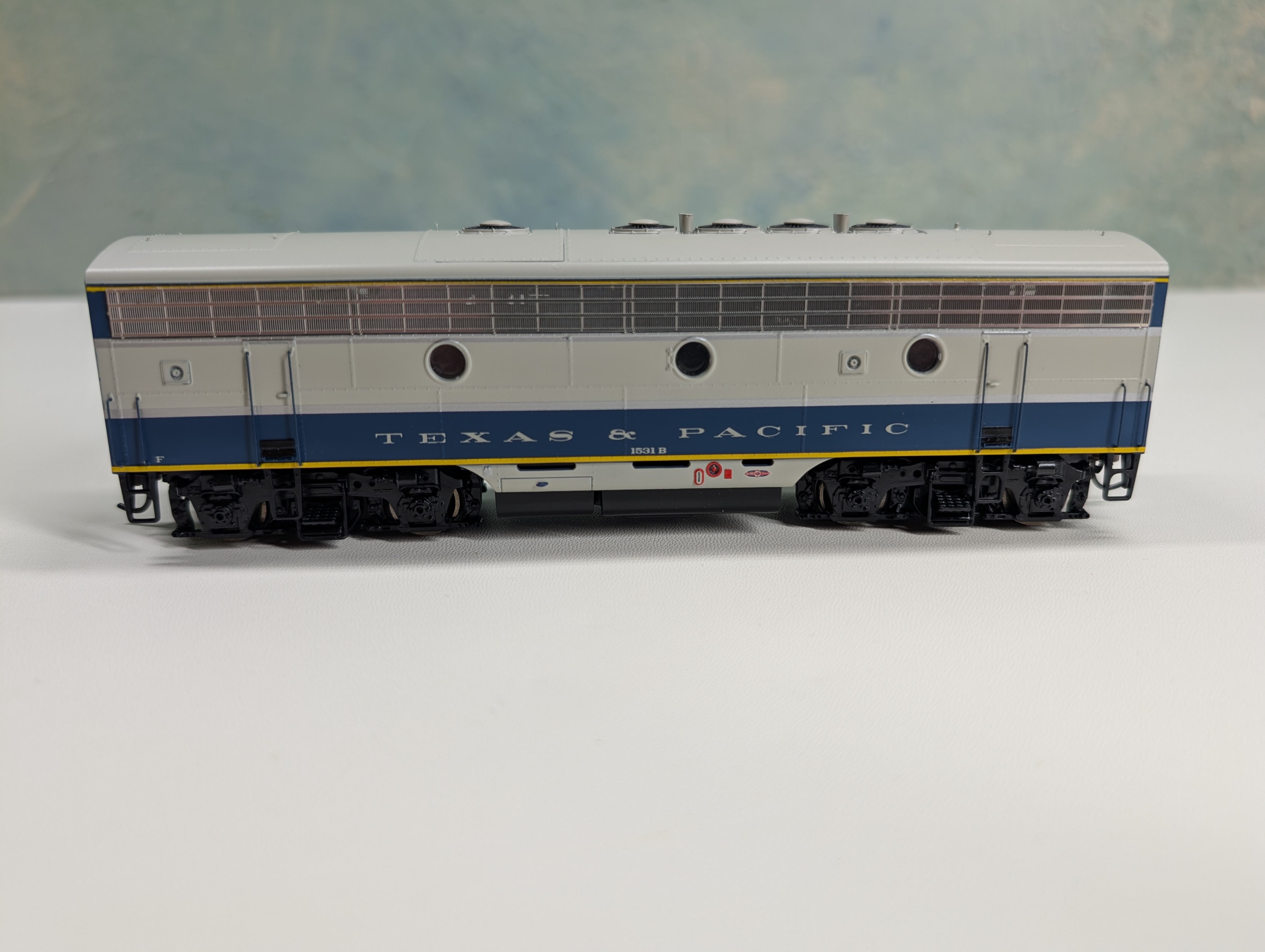 USED Athearn Genesis #G1720B HO Scale F-7B Phase 1 Passenger Diesel Locomotive Texas and Pacific #1531B Runs Great DC