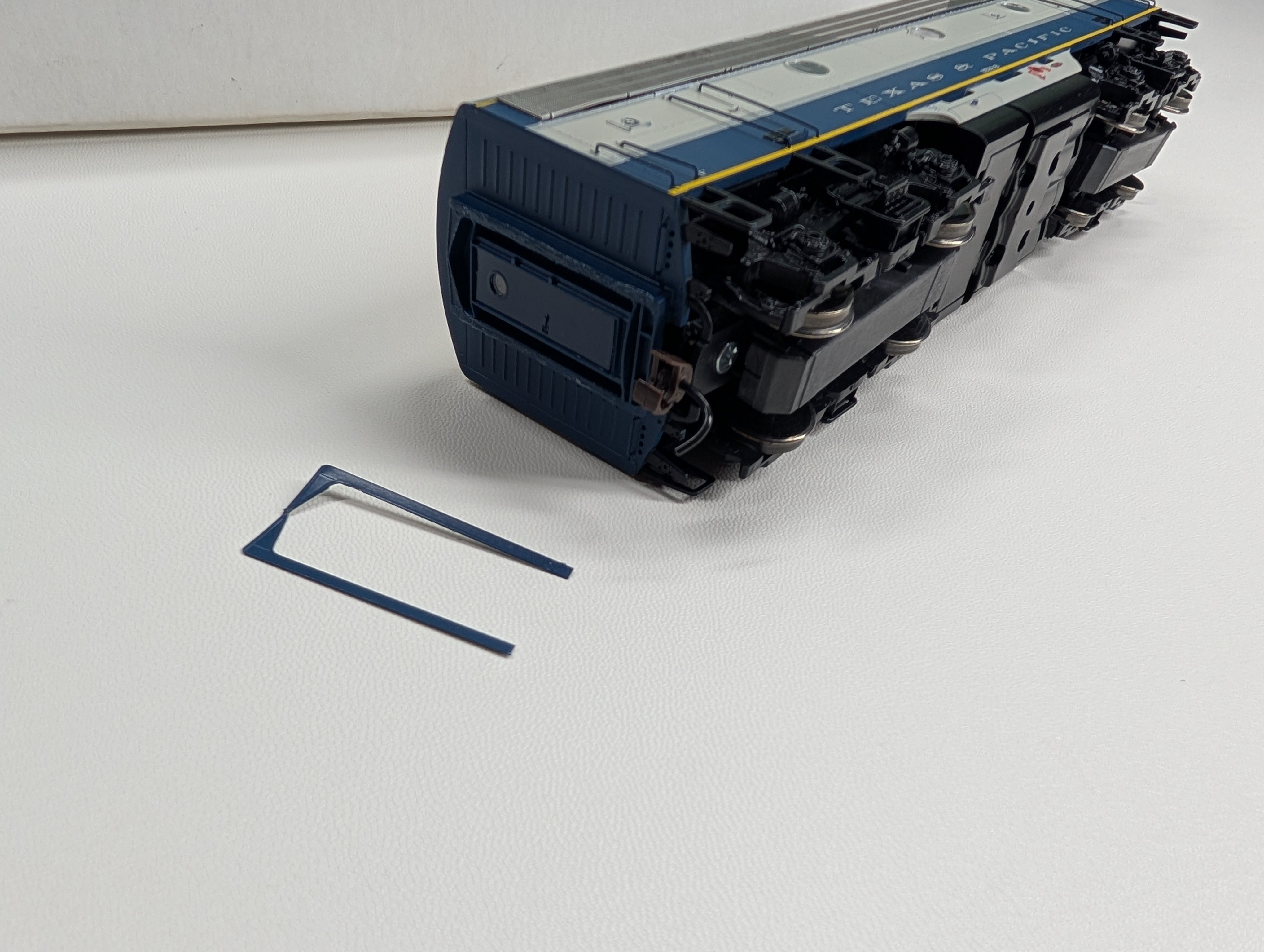 USED Athearn Genesis #G1720B HO Scale F-7B Phase 1 Passenger Diesel Locomotive Texas and Pacific #1531B Runs Great DC