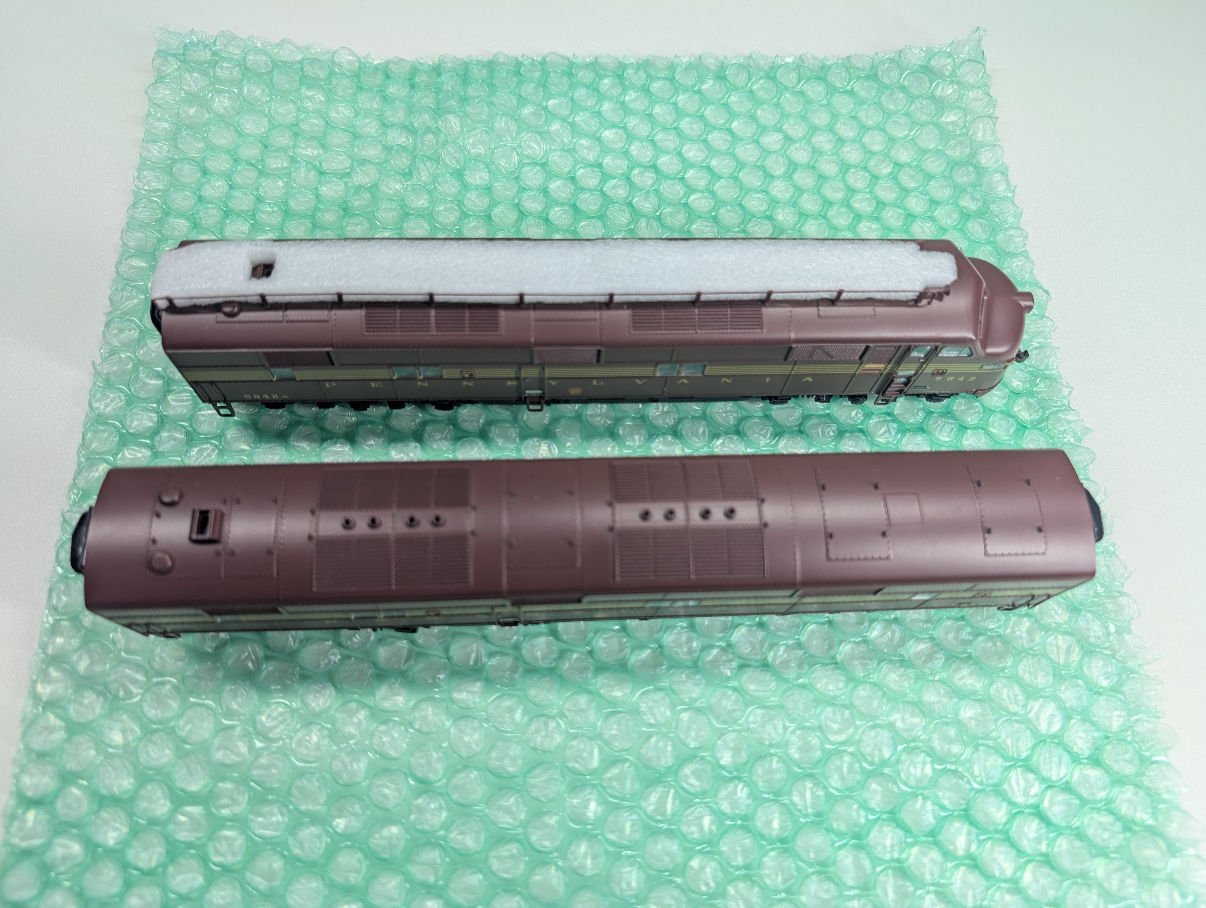 USED Broadway Limited 732 HO Scale E7A E7B Tuscan Red Diesel Locomotive Set Pennsylvania #5842A, 5842B Runs Great DCC