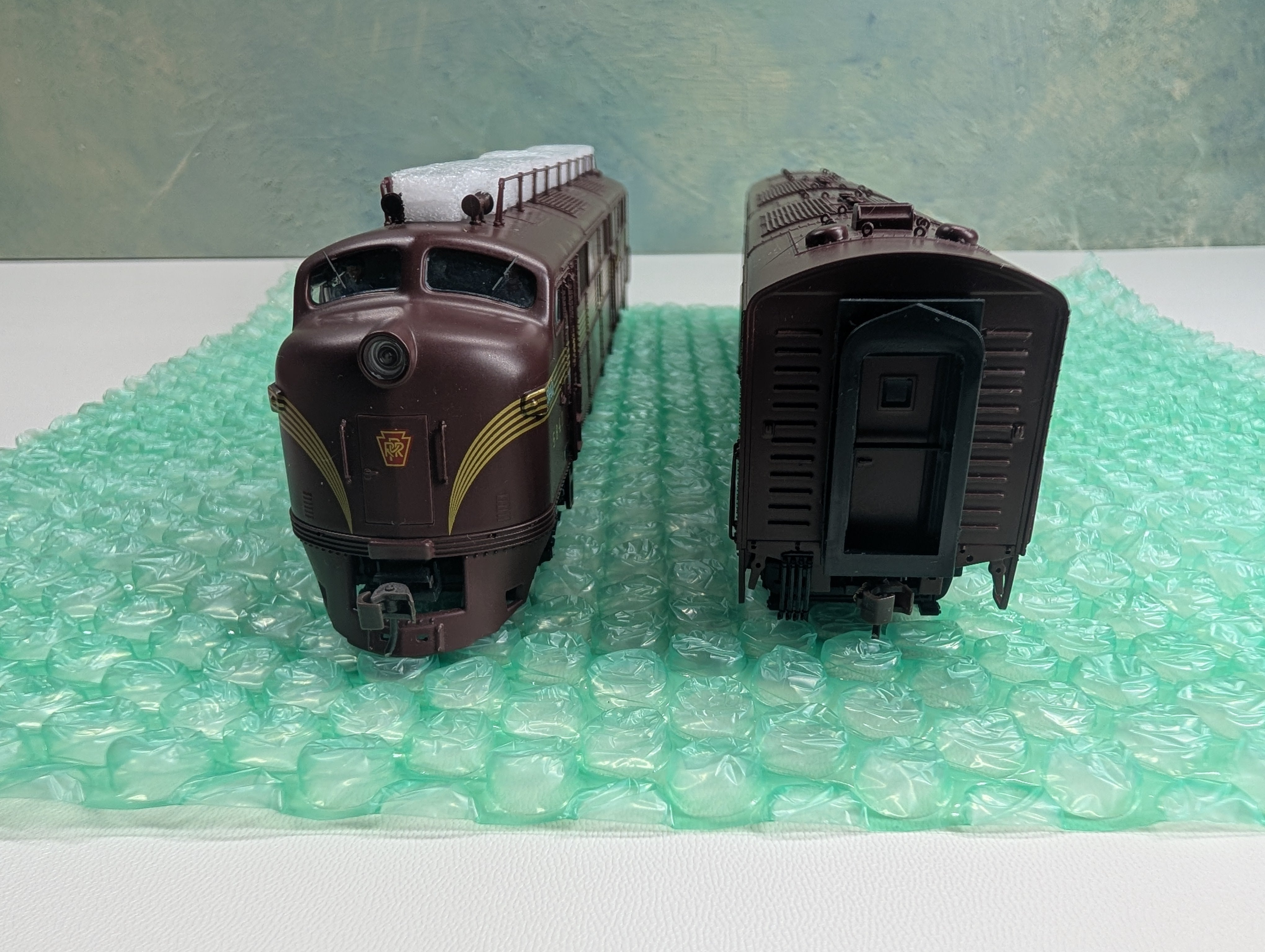 USED Broadway Limited 732 HO Scale E7A E7B Tuscan Red Diesel Locomotive Set Pennsylvania #5842A, 5842B Runs Great DCC